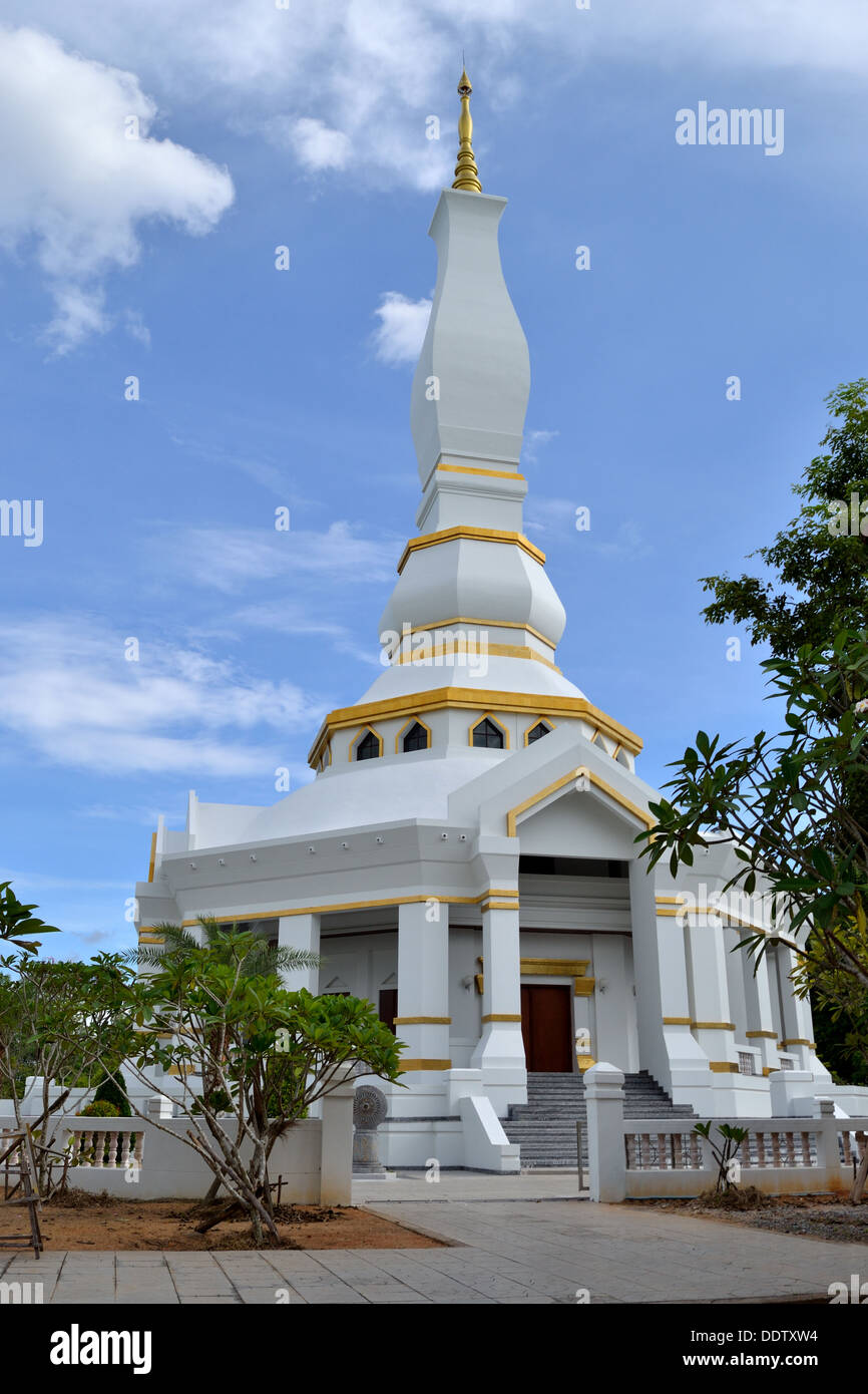 Pagoda blanco y oro en Wat Tum Toon pra Templo - Pattaya. Foto de stock