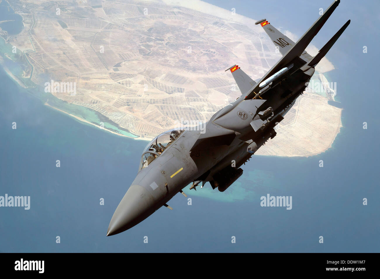 Una fuerza aérea estadounidense F-15E Strike Eagle aviones de combate durante una misión sobre el Golfo Pérsico el 30 de agosto de 2013. Foto de stock