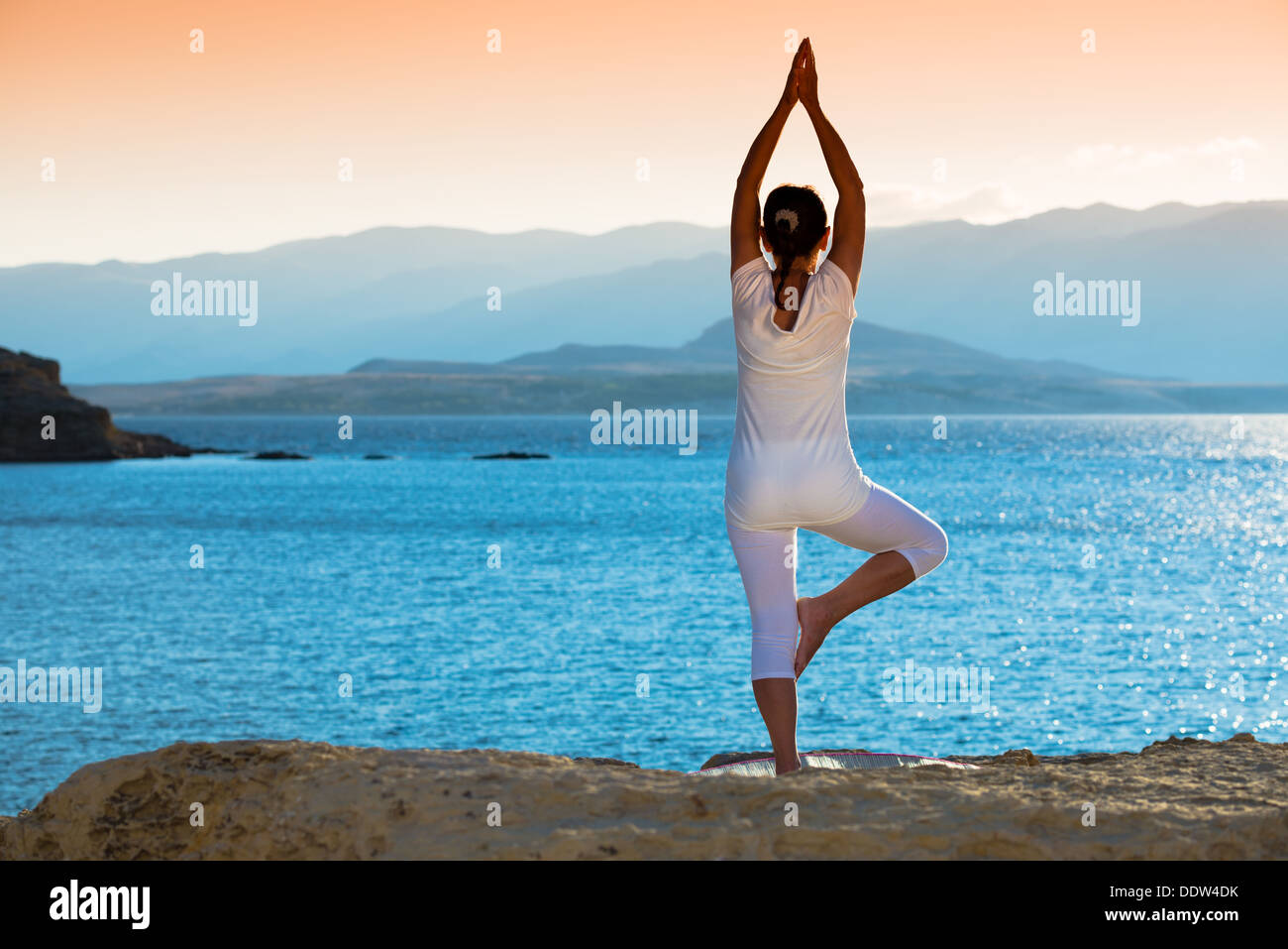 Mujer de mediana edad saludables haciendo estiramientos fitness al aire libre Foto de stock