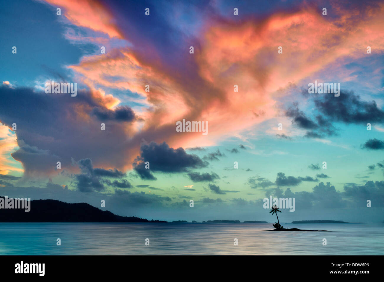 Los pequeños estados insulares y la puesta de sol en Bora Bora. La Polinesia Francesa. Foto de stock
