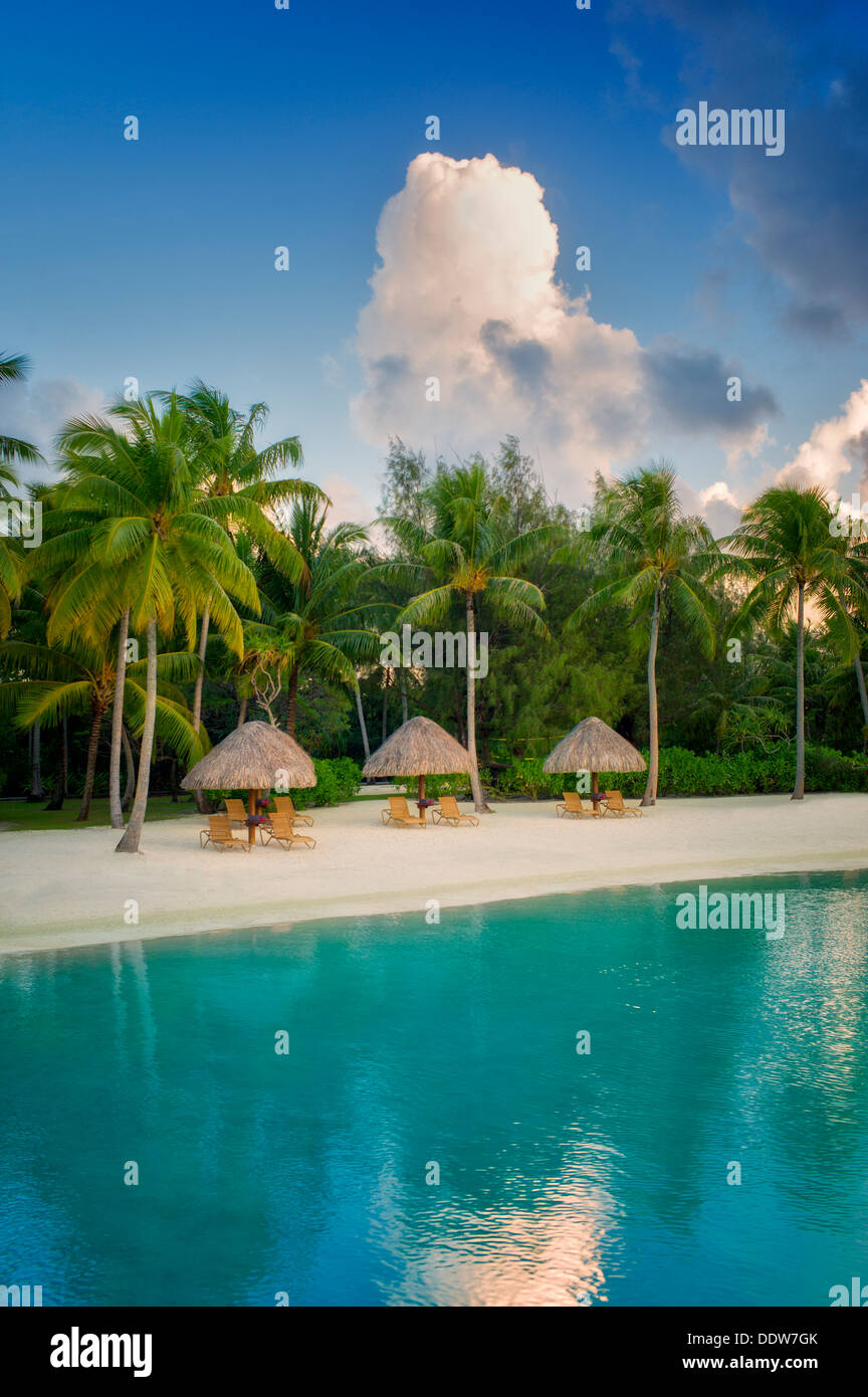 Sombrillas y sillas en Laguna Beach. Bora Bora. La Polinesia Francesa. Foto de stock