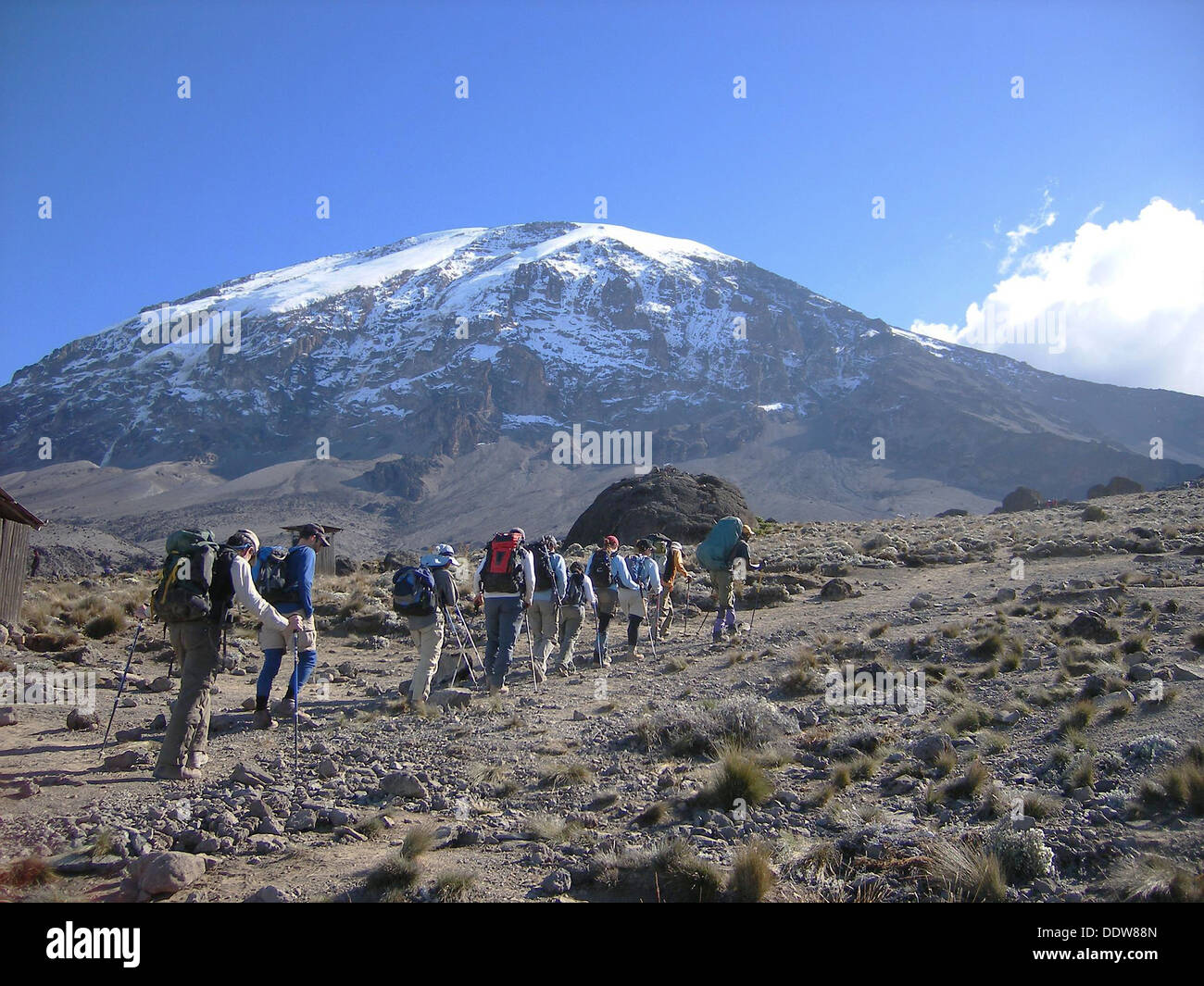 Los alpinistas de la US Air Force siete cumbres desafío en el camino al Monte Kilimanjaro, el pico más alto de África, 15 de julio de 2006 en rombo, Tanzania. Foto de stock