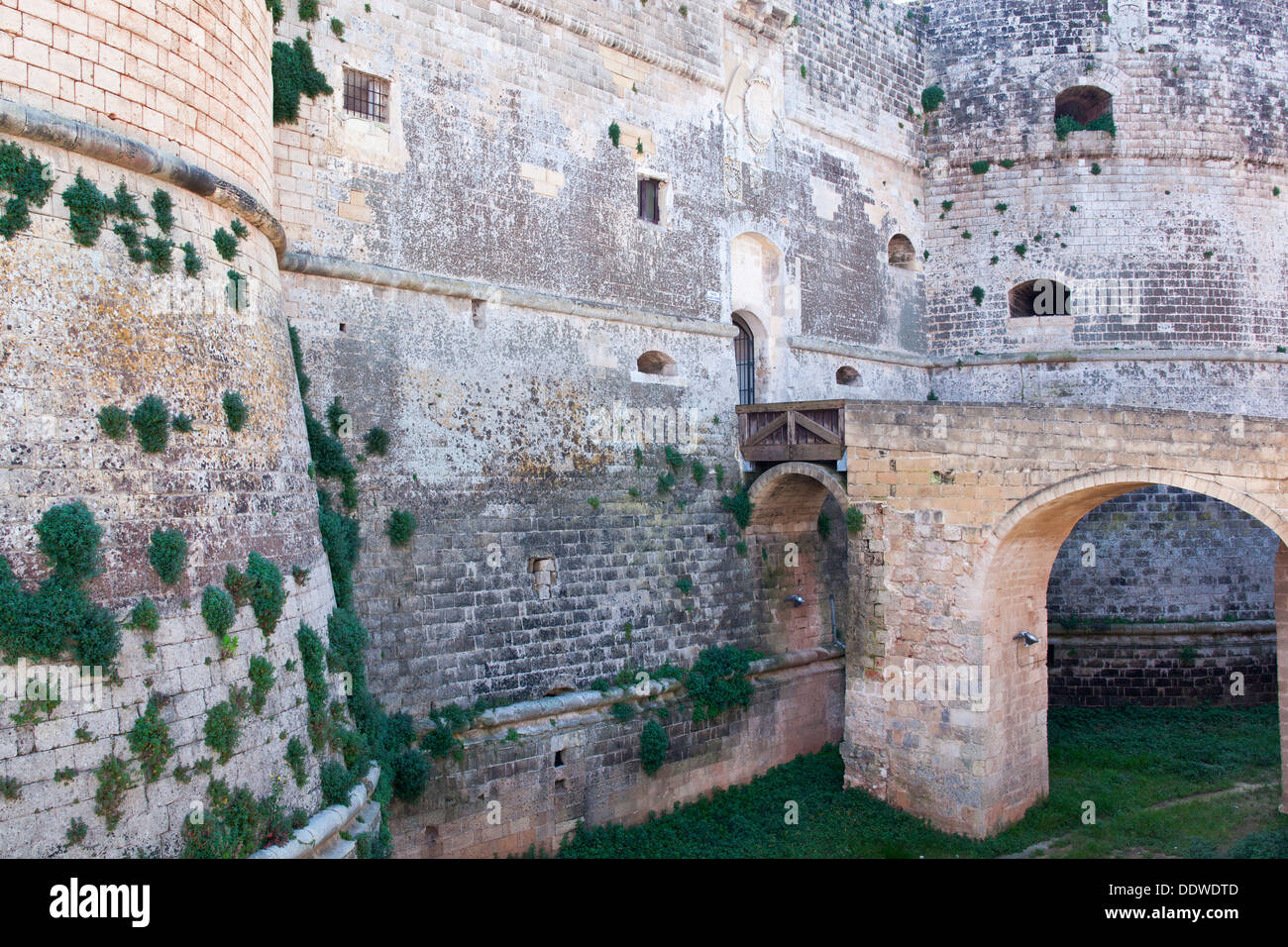 Detalle del castillo del siglo XVI, con el puente que conduce a través de foso de césped con muro de piedra y la torre redonda, Otranto, Salento, Puglia, Foto de stock