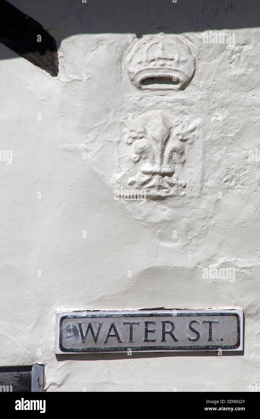 Firmar Water Street y escudo Lavenham Suffolk Inglaterra Foto de stock