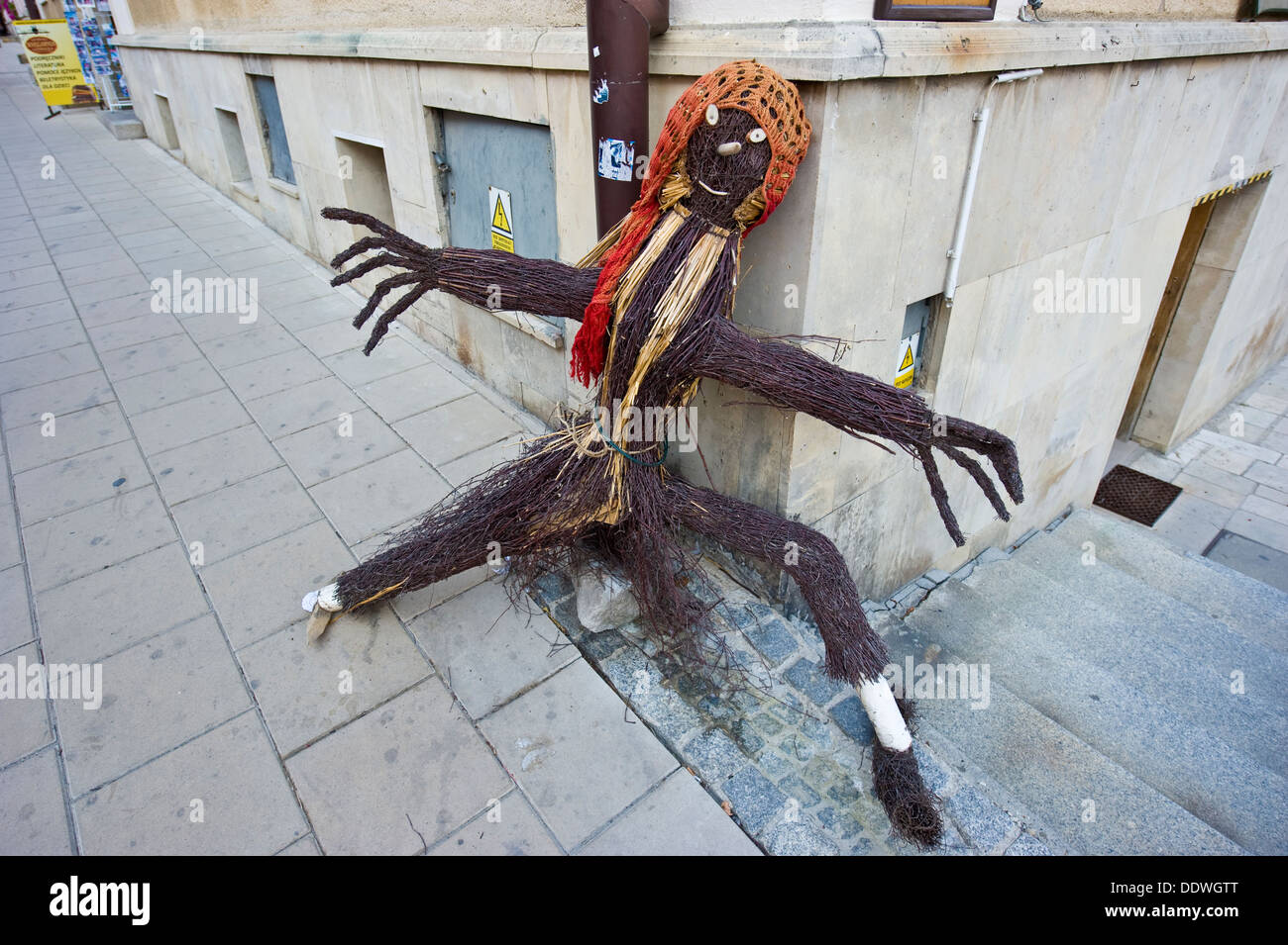Una hembra de ramitas de títeres publicado en una calle para atraer clientes. Foto de stock