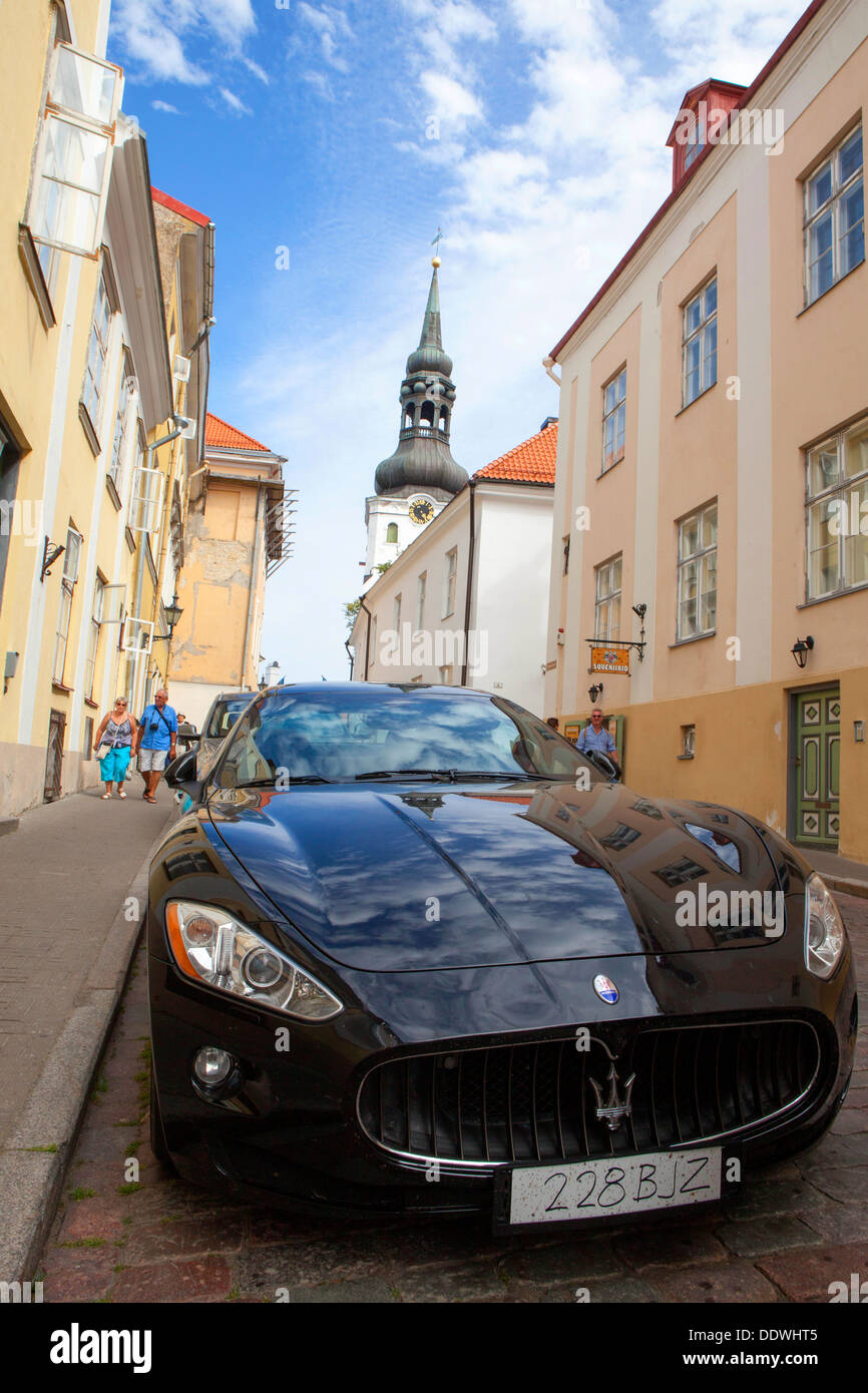 Casco antiguo medieval de Tallin, la capital y la ciudad más grande de  Estonia, el país báltico Maserati GranTurismo Fotografía de stock - Alamy