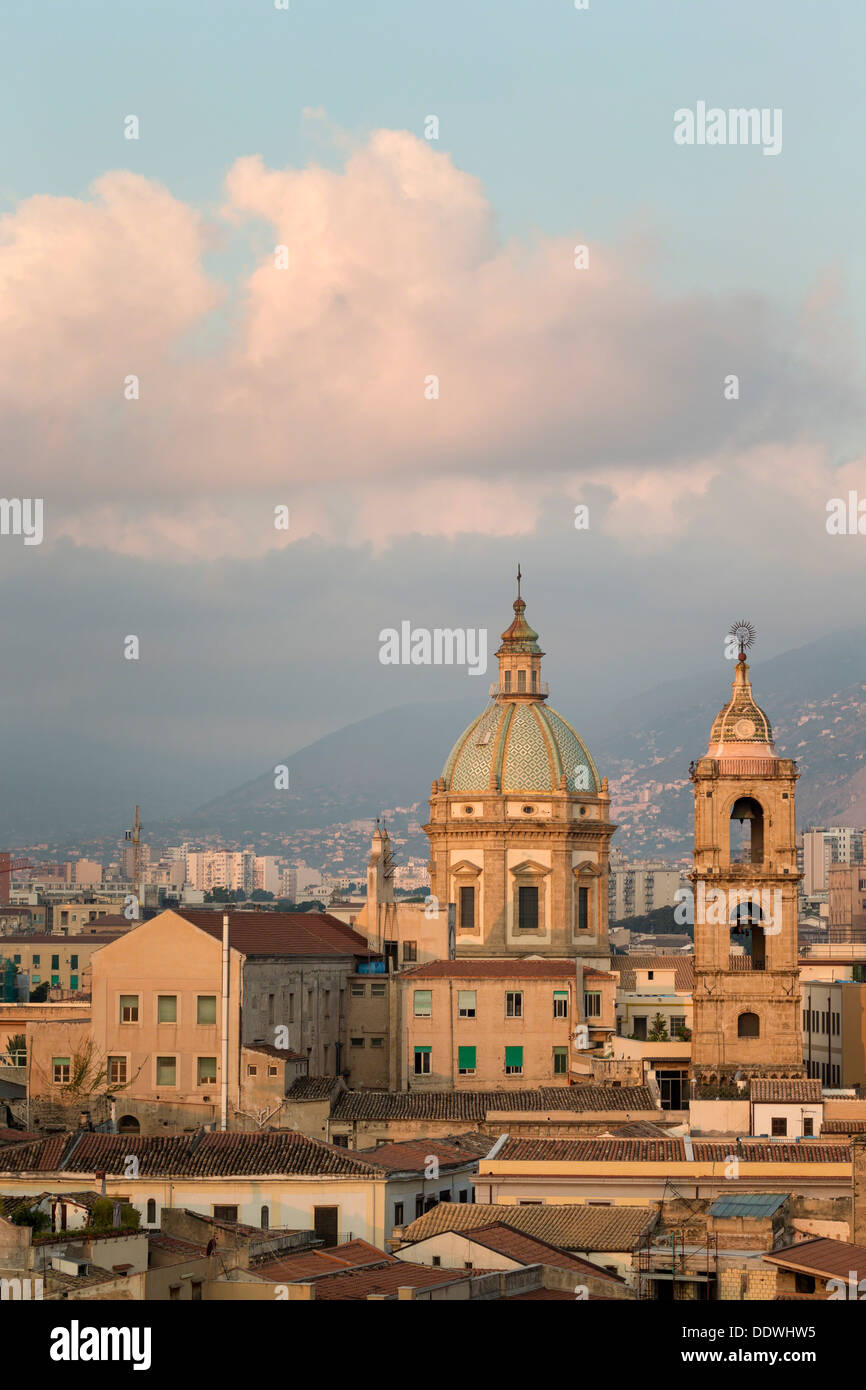 Vista de la ciudad de Palermo al amanecer, Sicilia, Italia Foto de stock
