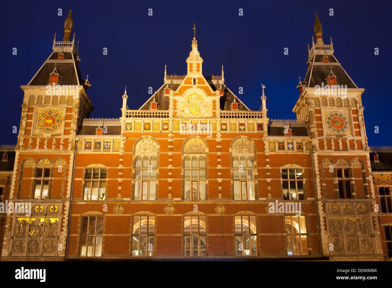 La Estación Central de Ámsterdam fachada iluminada por la noche en