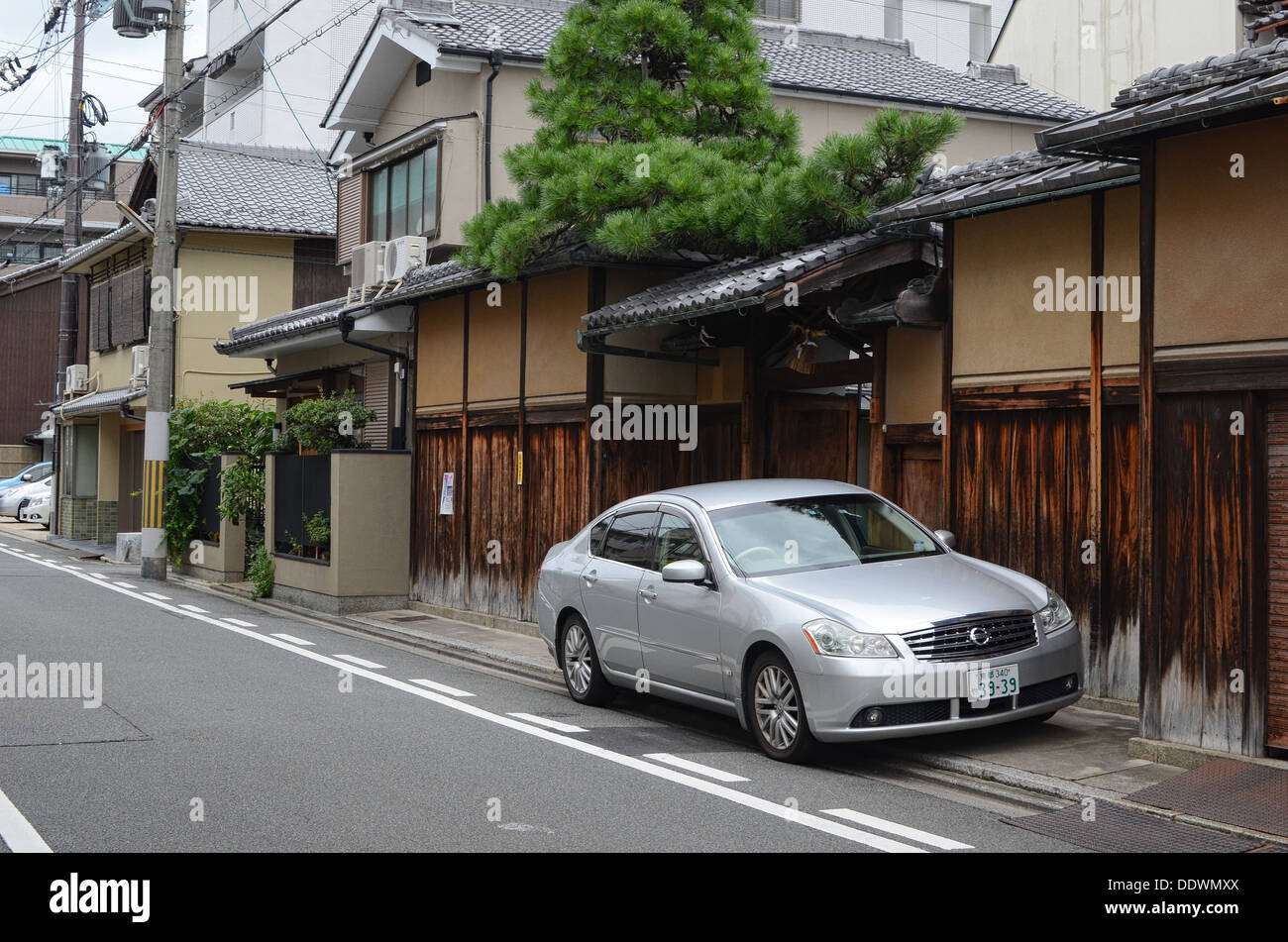 Un Nissan coche aparcado en una calle en Kyoto, Japón. Foto de stock