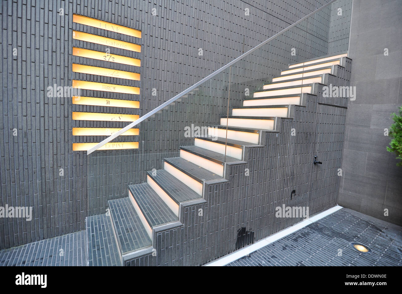 Un conjunto de escaleras exteriores con luces. Foto de stock