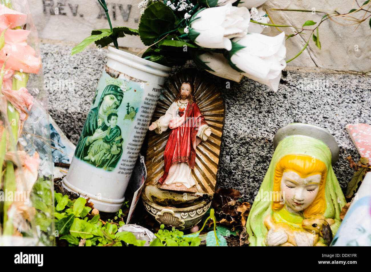 Reliquias religiosas católica romana dejó en una tumba que se ha convertido  en un santuario después el rostro de Jesús apareció junto a ella Fotografía  de stock - Alamy