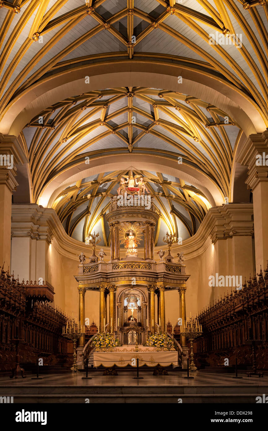 Catedral de Lima altar dorado visto desde el frente, con graciosos