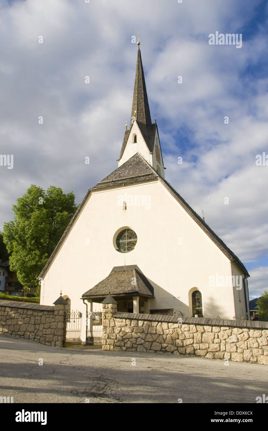 Iglesia alpina en La Villa - Stern, Alta Badia, Italia. Foto de stock