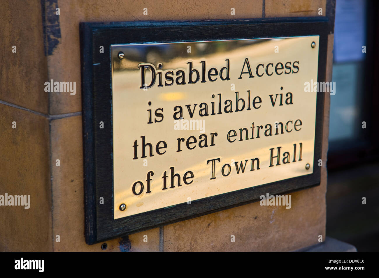 Acceso para discapacitados de latón para firmar la entrada en el Ayuntamiento en Hereford Herefordshire Inglaterra Foto de stock