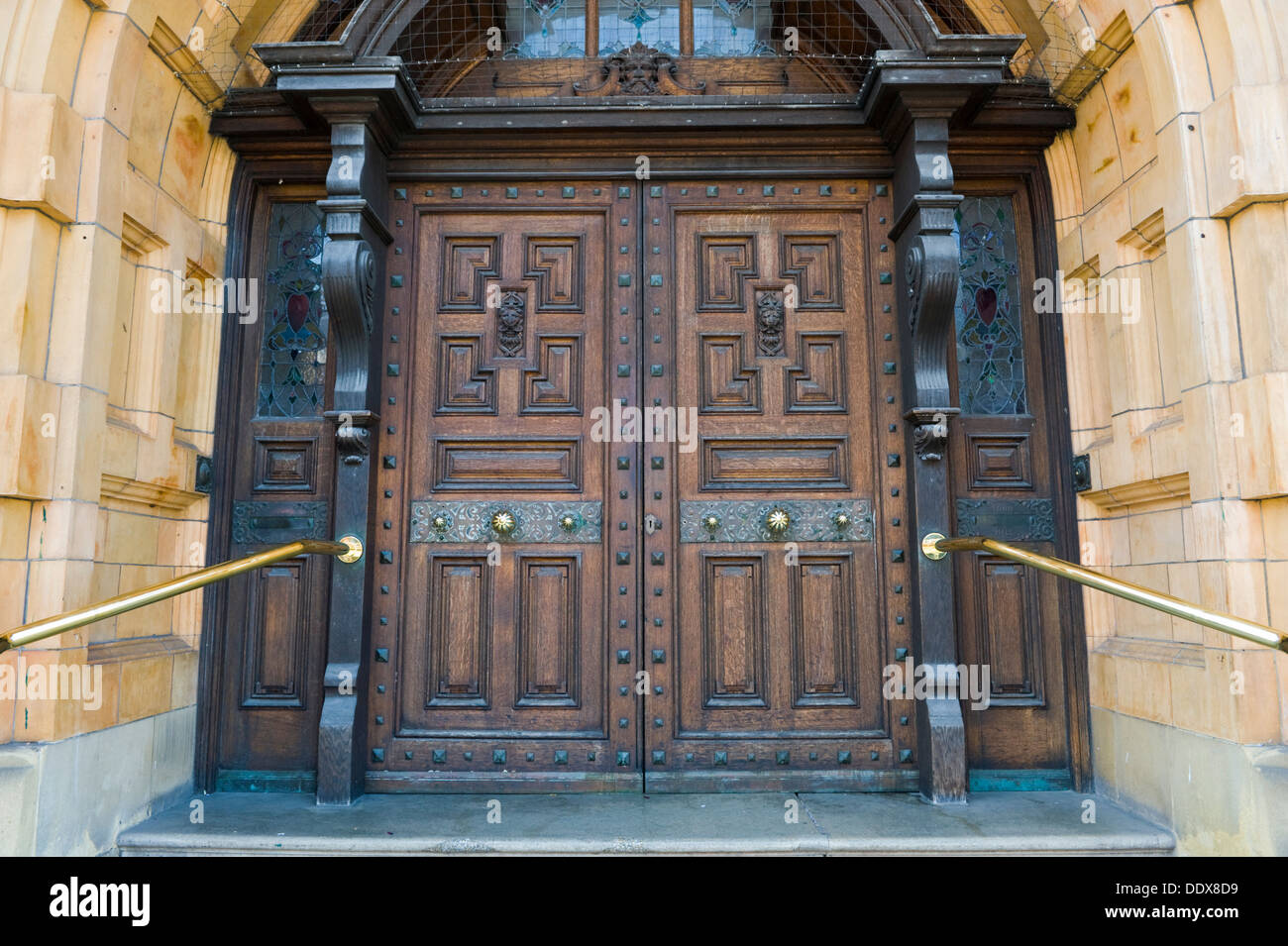 Las puertas delanteras del Ayuntamiento en Hereford Herefordshire Inglaterra Foto de stock
