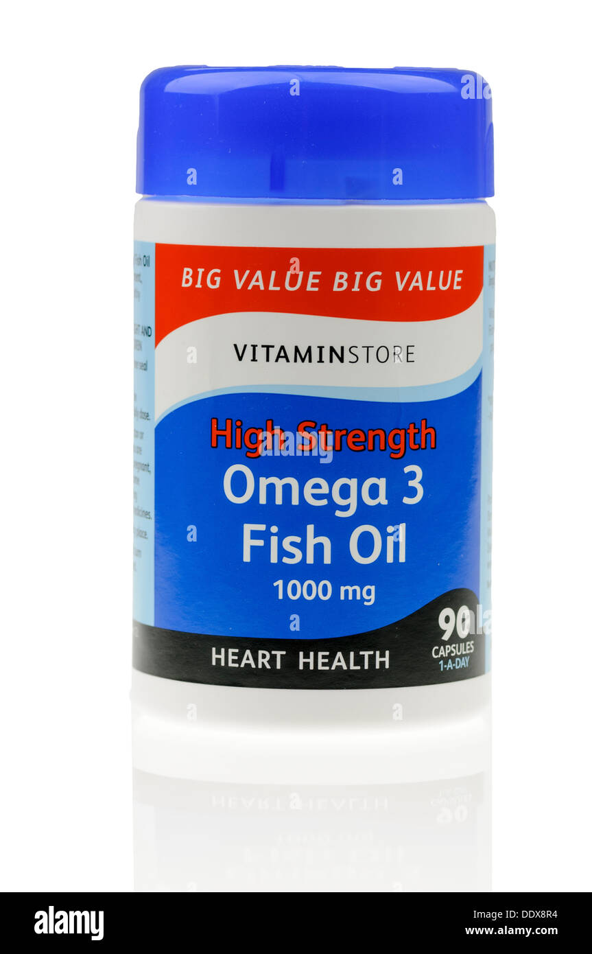 Alta resistencia de las cápsulas de aceite de pescado omega-3, destinado a mantener el corazón sano mediante la reducción de colesterol y triglicéridos. Foto de stock