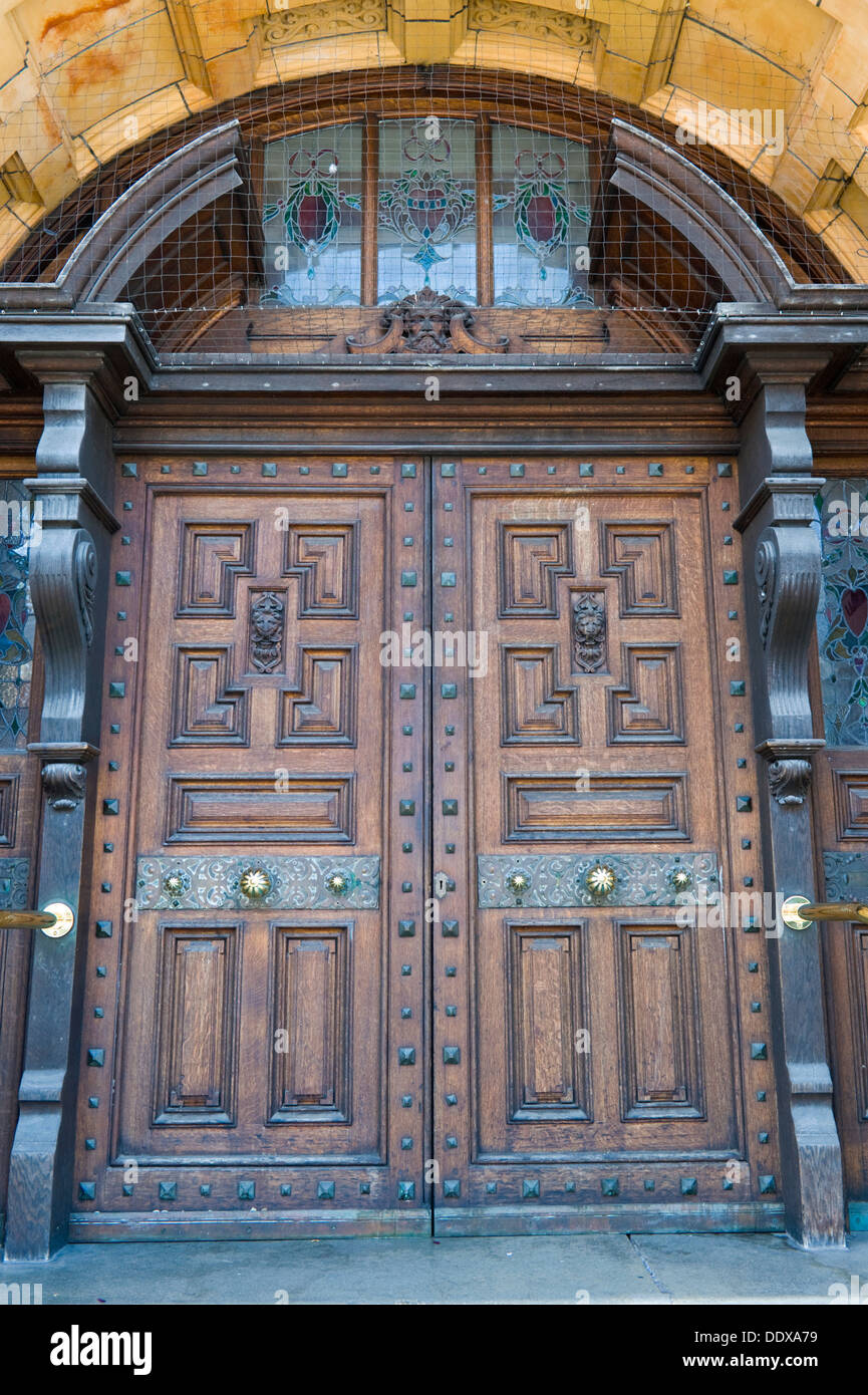 Las puertas delanteras del Ayuntamiento en Hereford Herefordshire Inglaterra Foto de stock