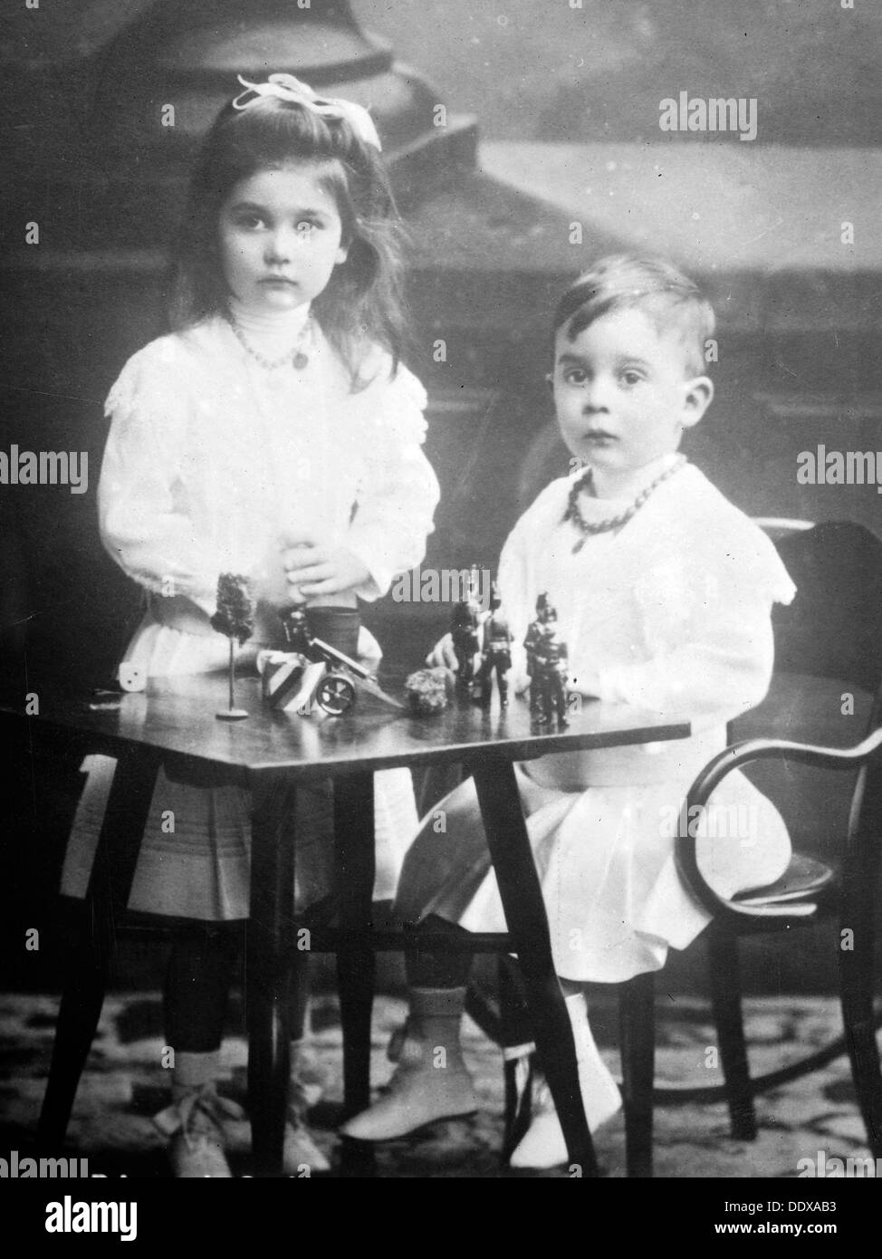 La Princesa Sofía de Hohenberg y Maximiliano, duque de Hohenberg, hijos del archiduque Franz Ferdinand Foto de stock