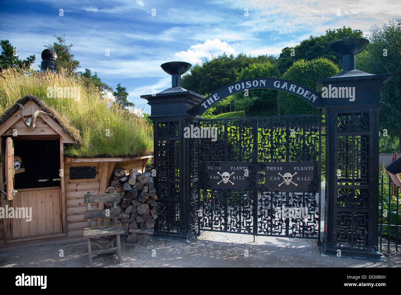 El veneno de jardín y puertas de entrada de la estación de guardia, Jardines de Alnwick, Northumberland Foto de stock