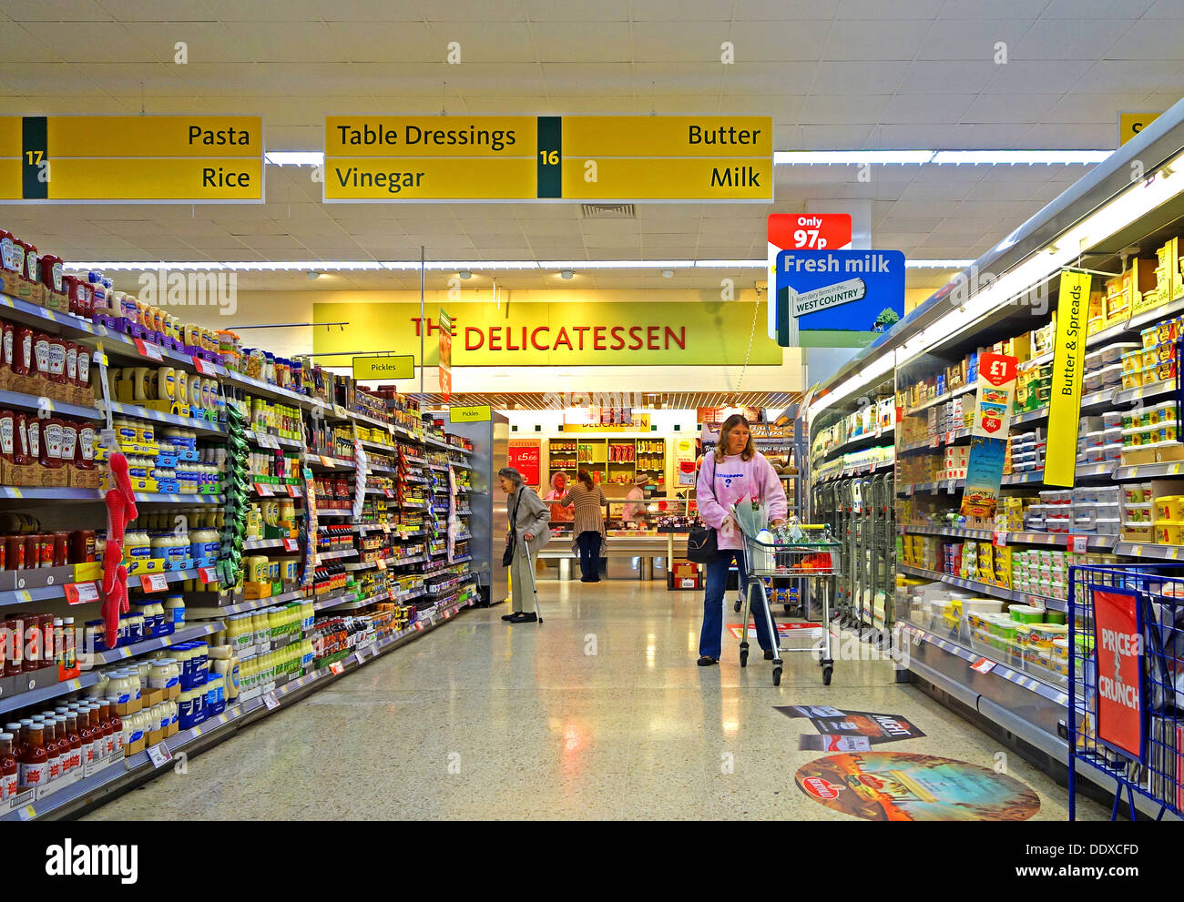 Una mujer de compras en un supermercado Morrison Foto de stock