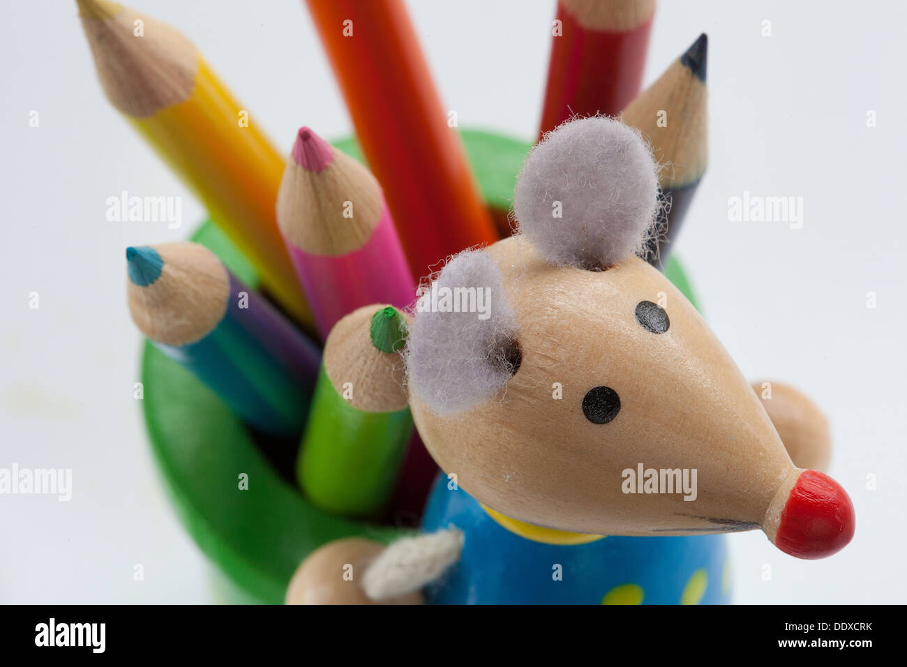 Lápiz con forma de ratón del niño pot titular con lápices de colores  Fotografía de stock - Alamy