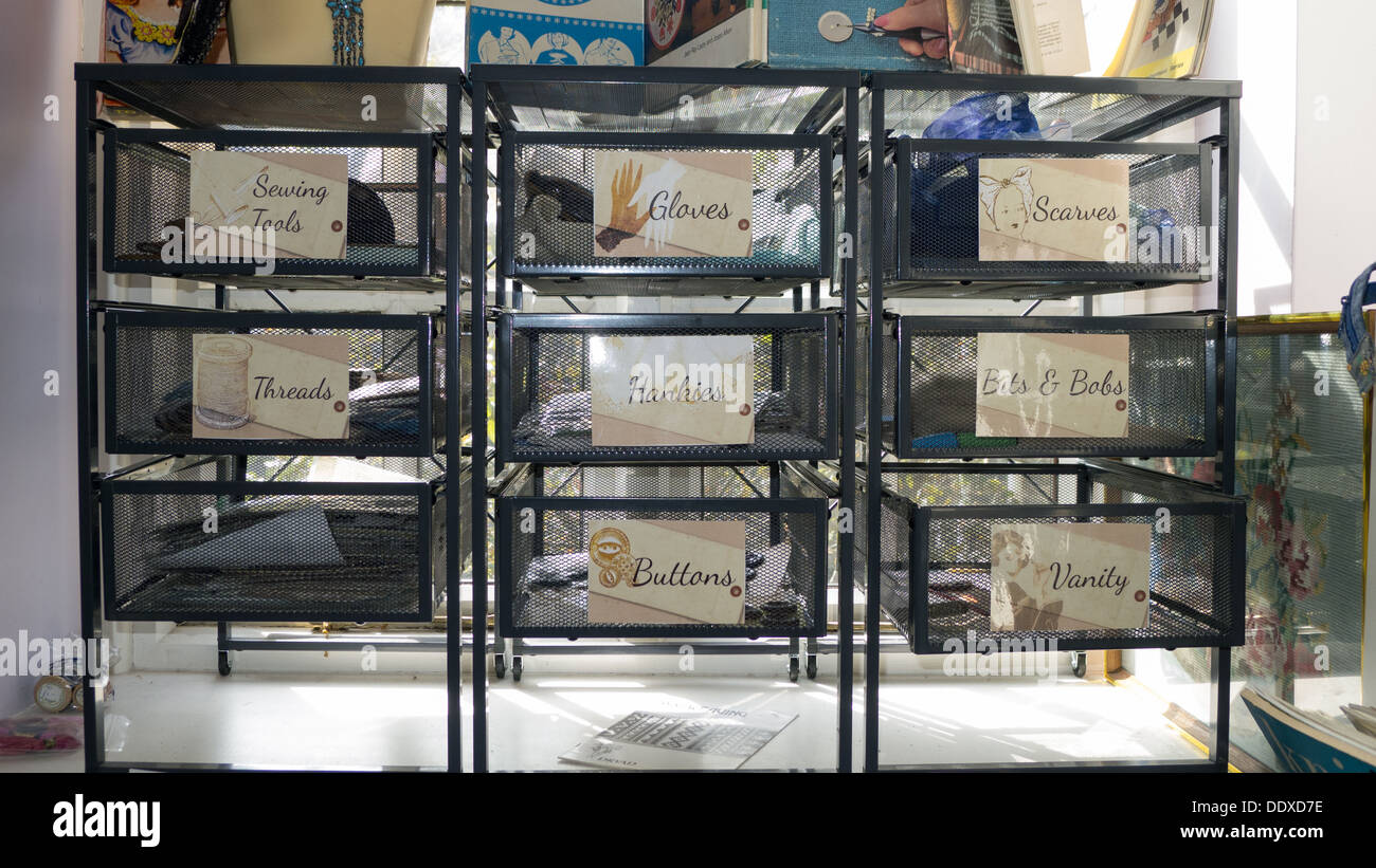 Ambigüedad color carril Cajones para artículos de mercería en la tienda de antigüedades de  visualización de ventana Fotografía de stock - Alamy