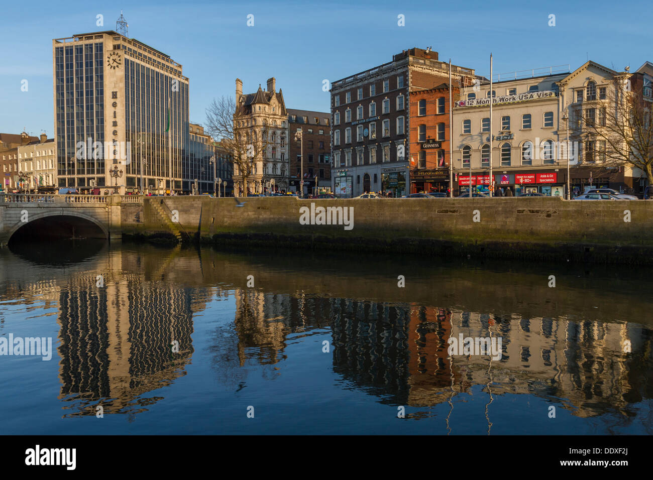 Reflejos en el río Liffey Foto de stock