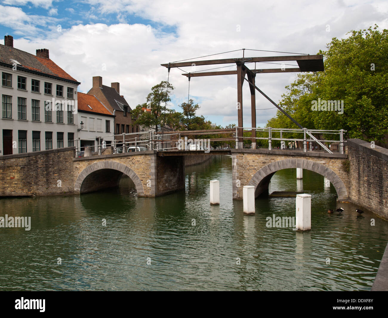 Puente de madera canal Brujas Foto de stock