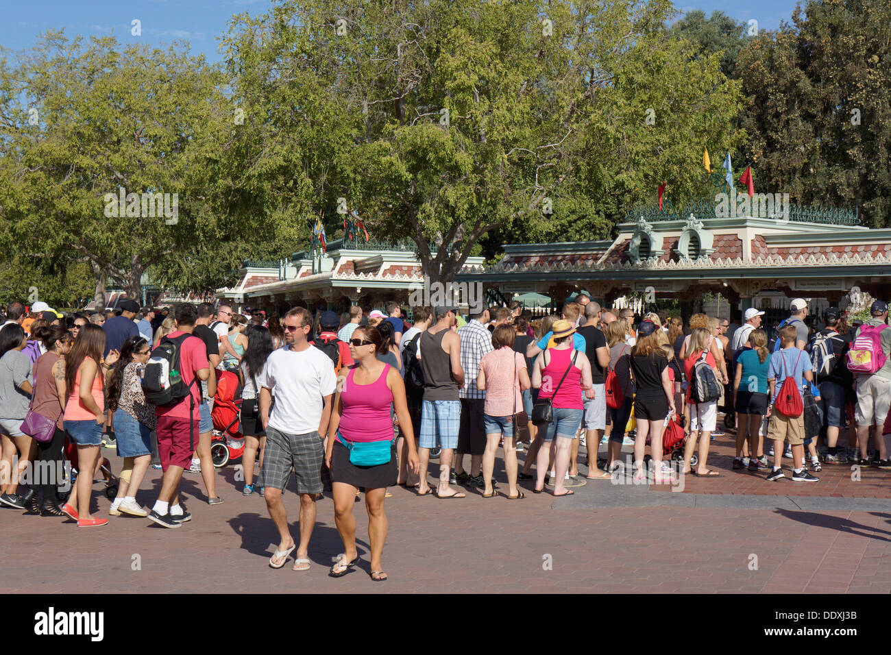 Disneyland Resort, Theme Park, entrada a la magia mañana, Extra Magic Hour, Cola, California Foto de stock
