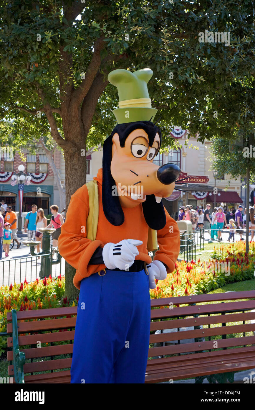 Goofy Disney Character, sobre la calle principal de Disneyland Resort, en Anaheim, California Foto de stock