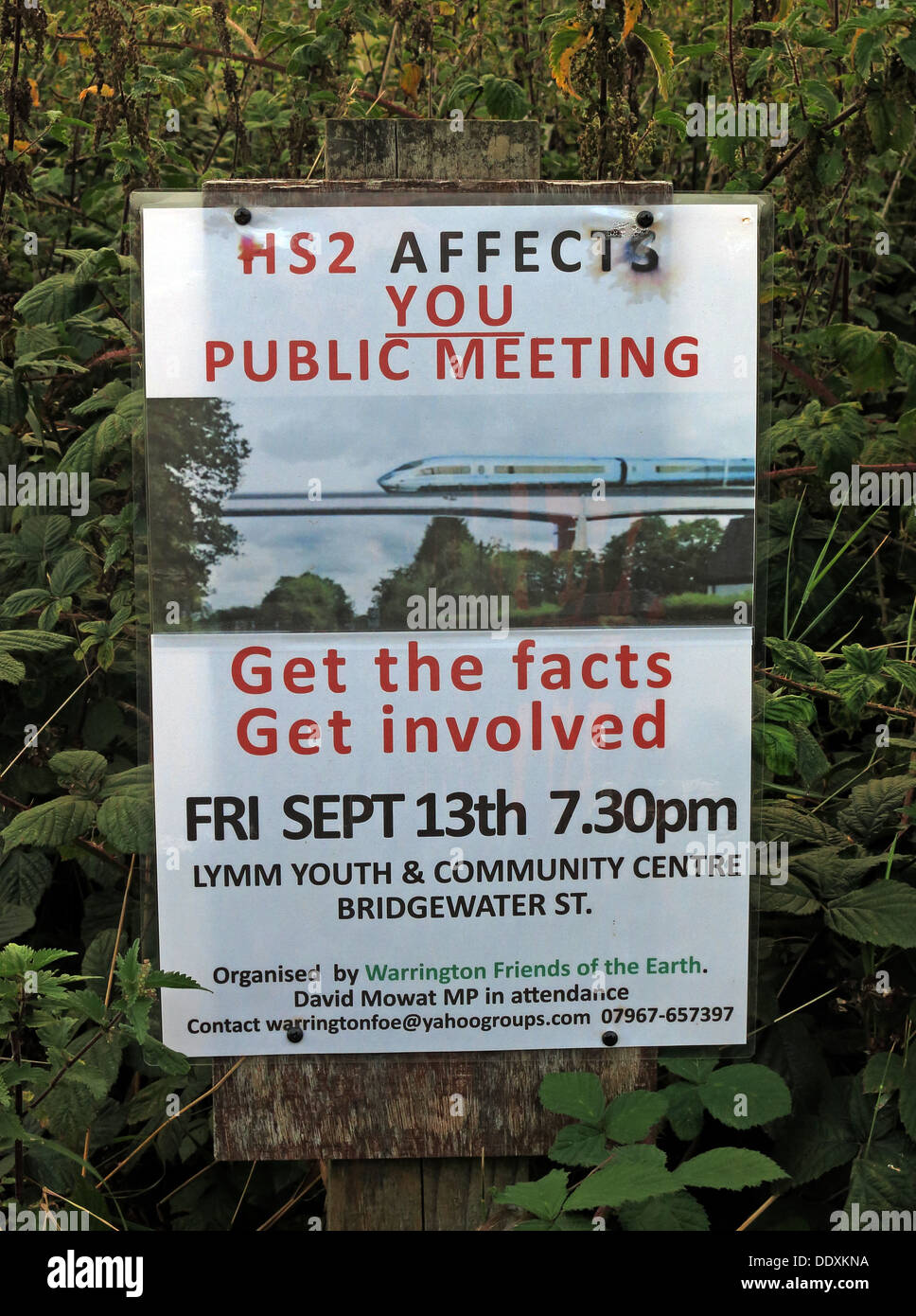 HS2 le afecta el cartel,reunión pública,Lymm, Cheshire, Inglaterra, Reino Unido Foto de stock