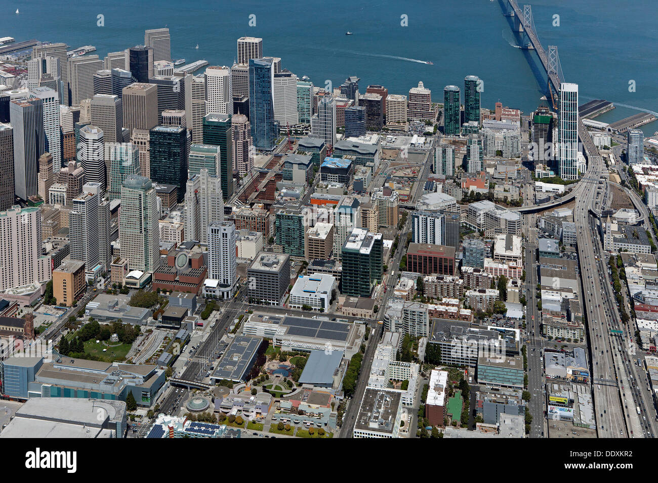 Fotografía aérea al sur de Market Street Terminal Transbay Center en San Francisco, California Foto de stock
