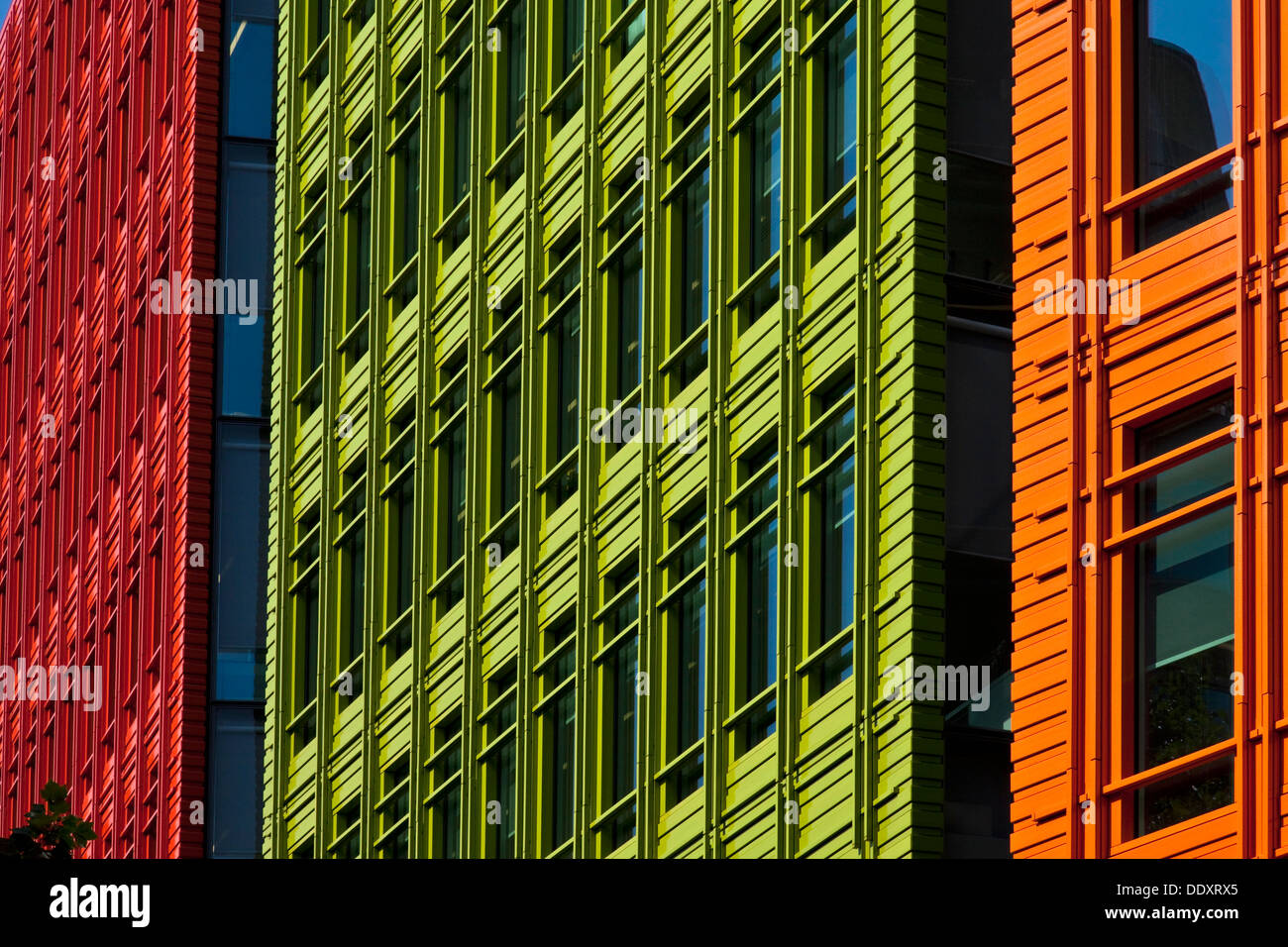 Coloridos edificios de oficinas, la Central Saint Giles el desarrollo, Londres, Inglaterra Foto de stock