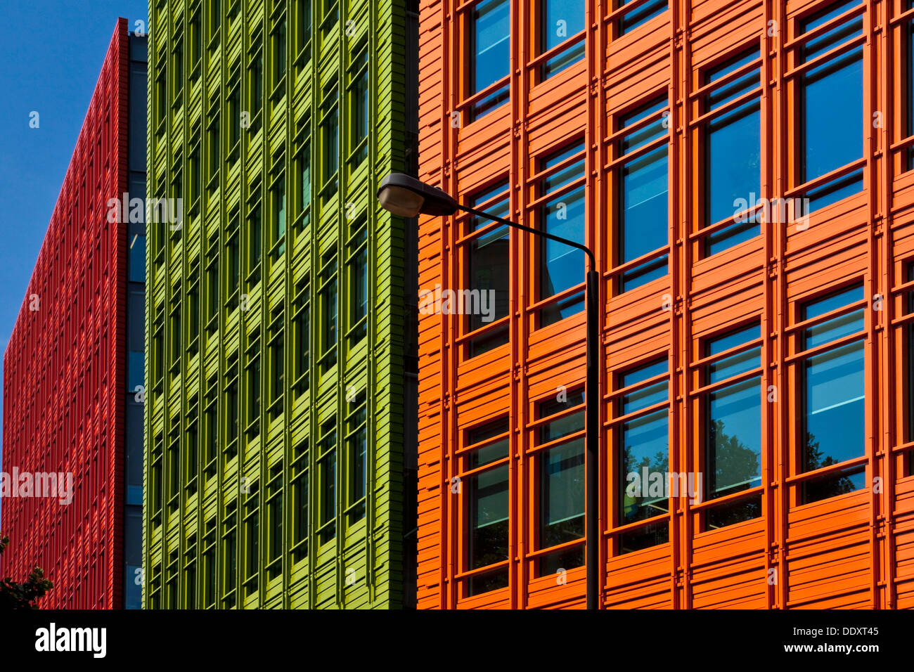 Coloridos edificios de oficinas, la Central Saint Giles el desarrollo, Londres, Inglaterra Foto de stock