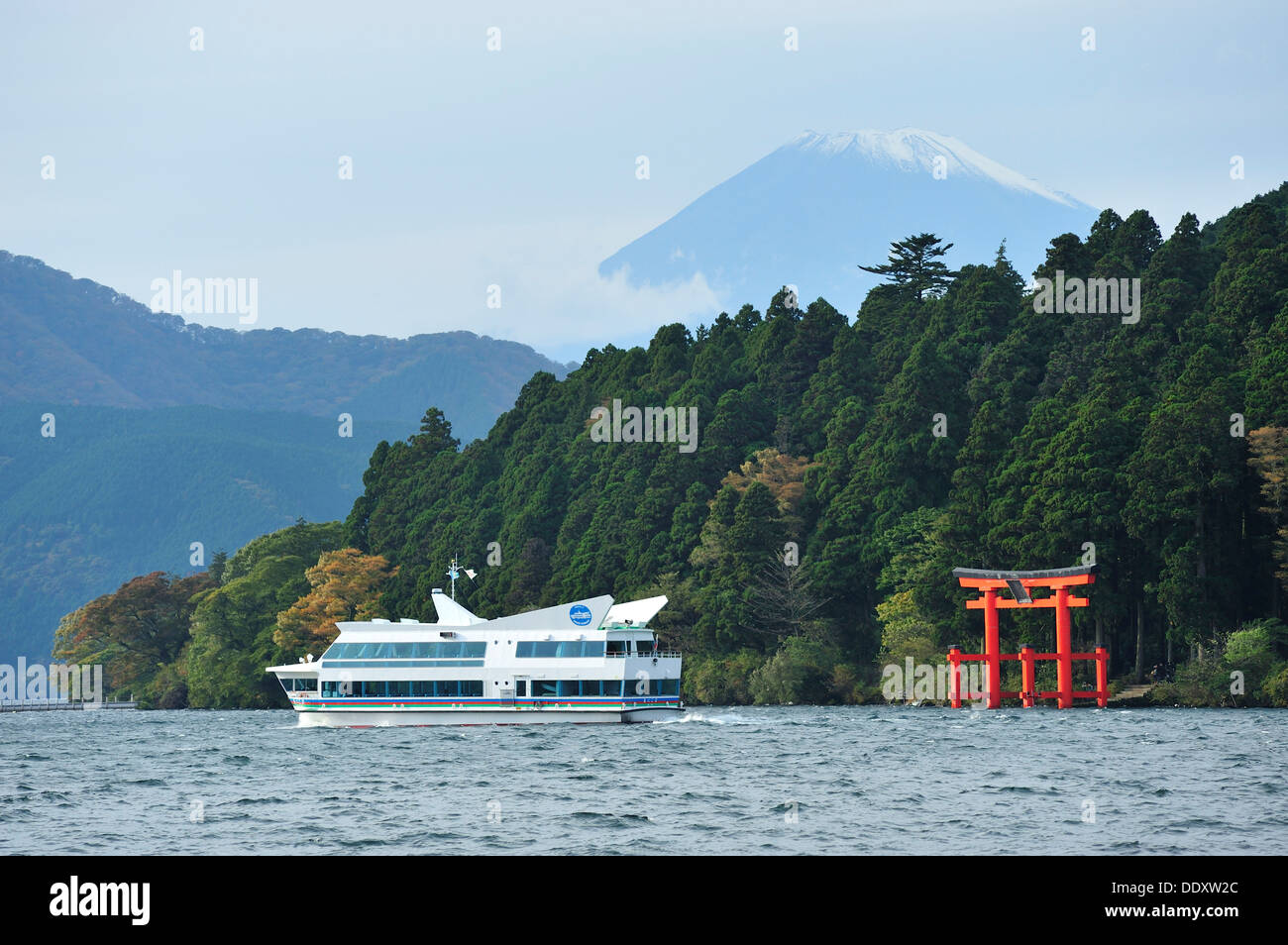 Lago ashi con monte hakone shrine fotografías e imágenes de alta