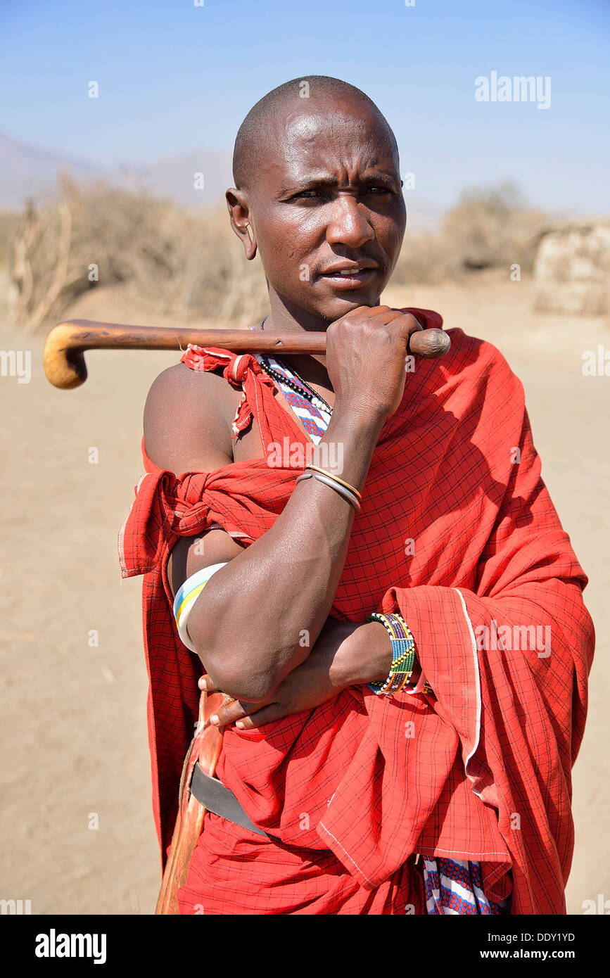 Hombre sujetando un Maasai tradicional shepherd's stick Foto de stock