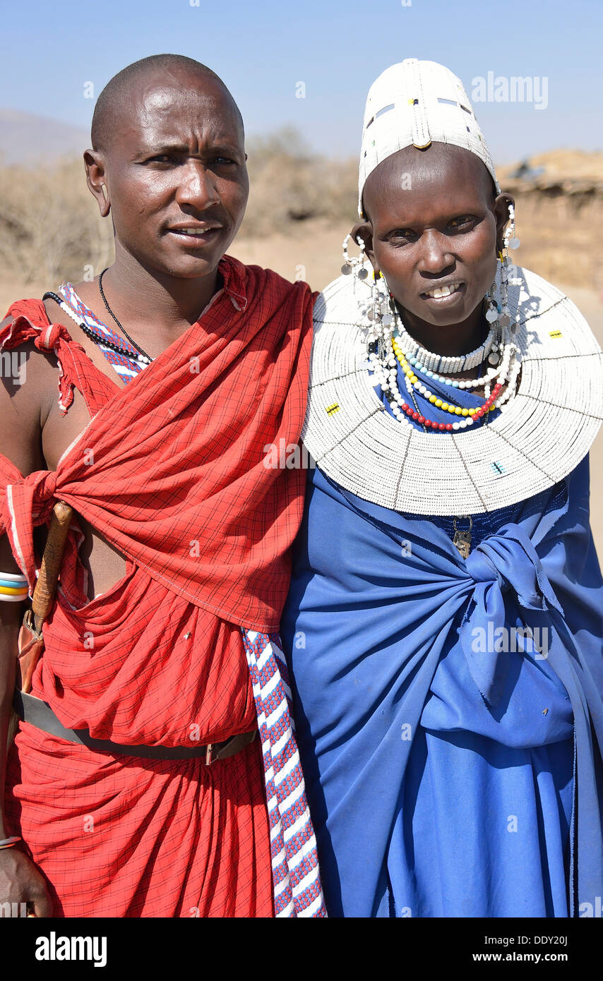 Hombre masai y una mujer vestida con un traje tradicional Foto de stock