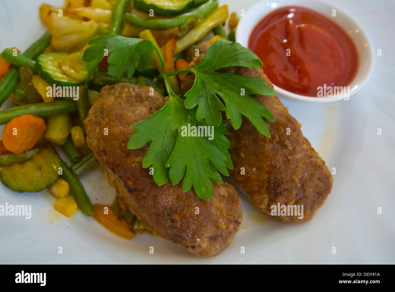 Kebabs con salsa de carne y verduras asadas cocina caucasiana Riga Letonia los estados bálticos de Europa septentrional Foto de stock