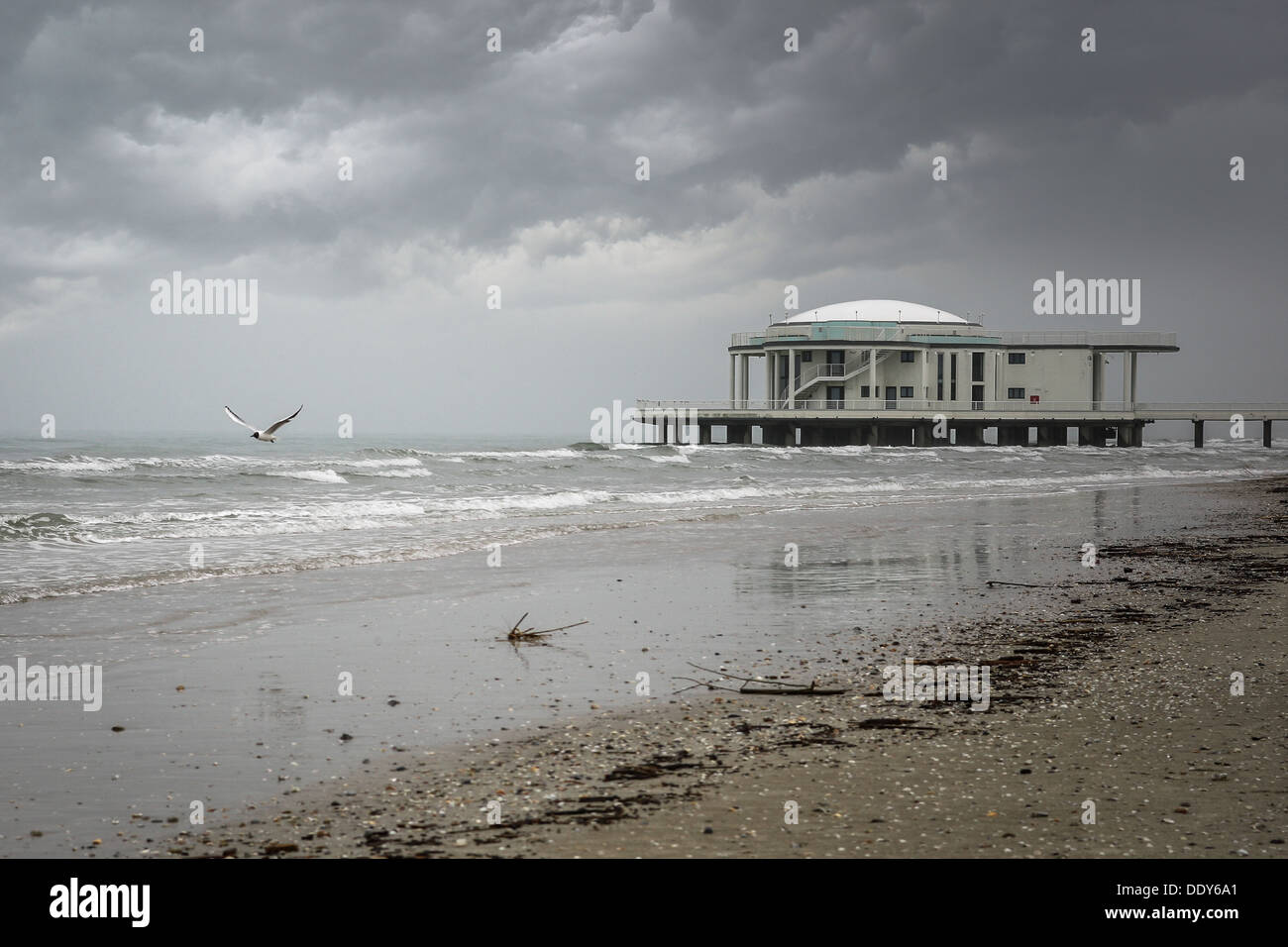 Senigallia (IT) - Invierno Seascape de un muelle durante una tormenta. Foto de stock