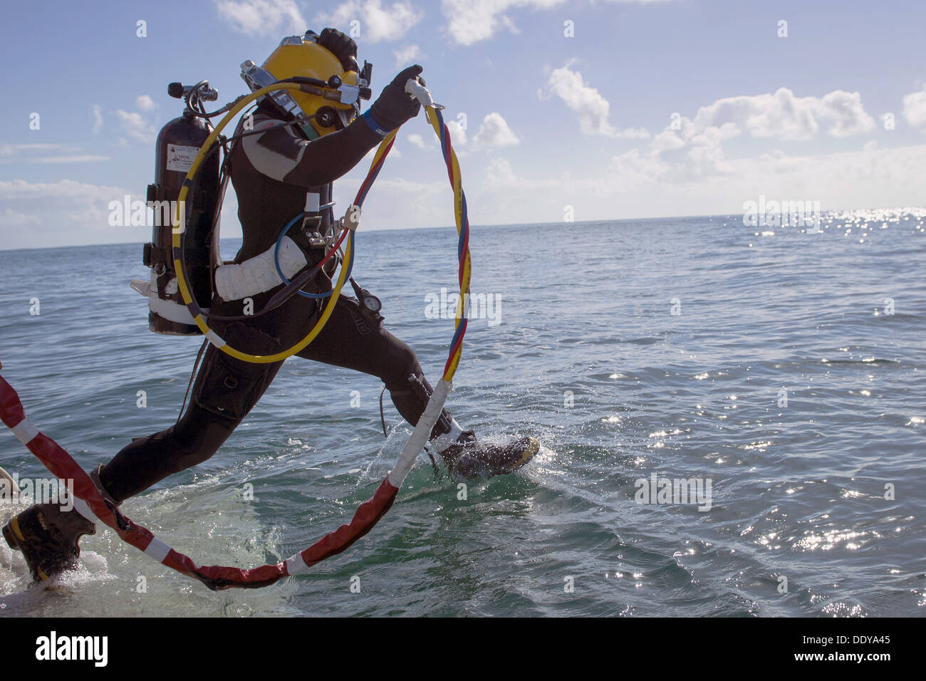 Un técnico de la US Navy diver realiza un paso delante de la entrada de agua durante las operaciones de formación de buceo, 16 de enero de 2013 en Key West, Florida. Foto de stock
