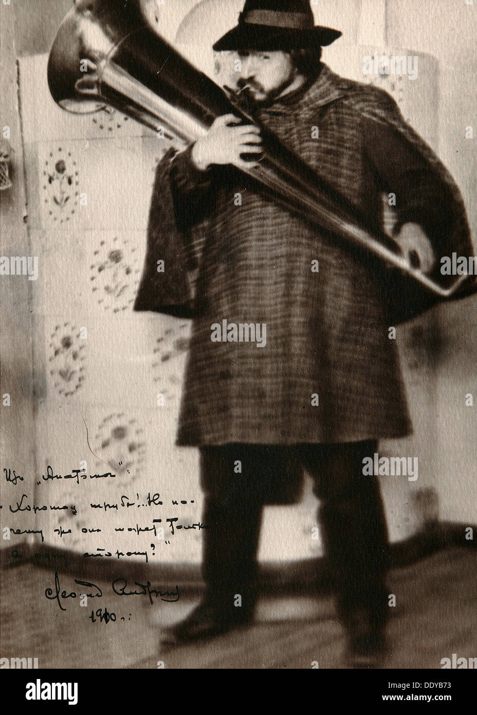 Leonid Andreyev, autor ruso, tocar un instrumento musical, c1900. Artista: Desconocido Foto de stock