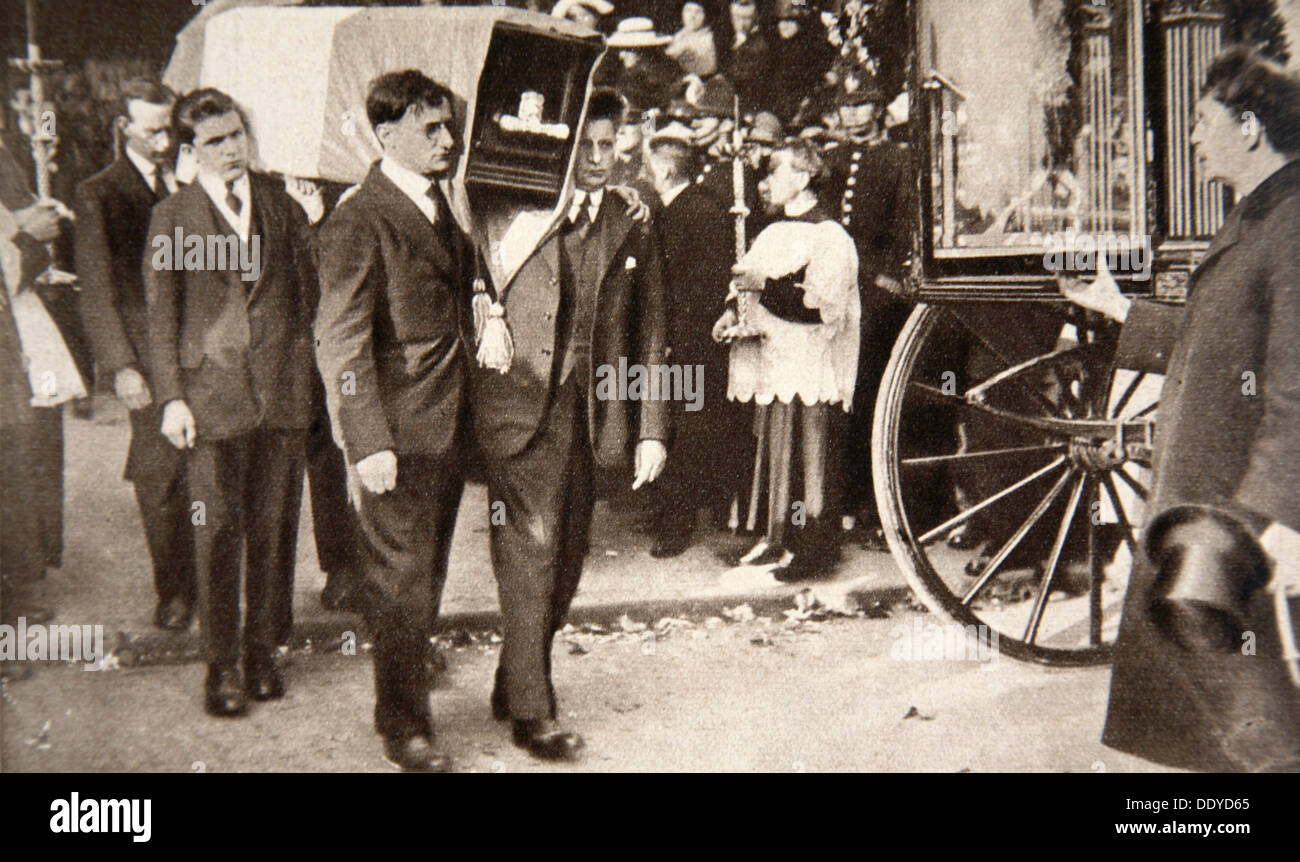 Llevar el ataúd de Alderman Terence McSwiney, Alcalde de Cork, 1920. Artista: S y G Foto de stock
