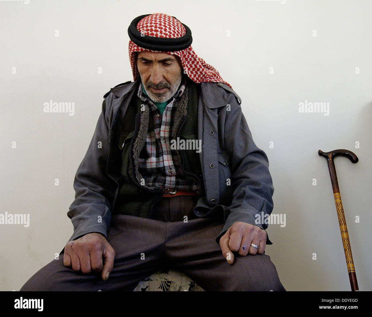 Hombre vestido con pañuelo árabe palestino en la Ribera Occidental de  Israel Fotografía de stock - Alamy