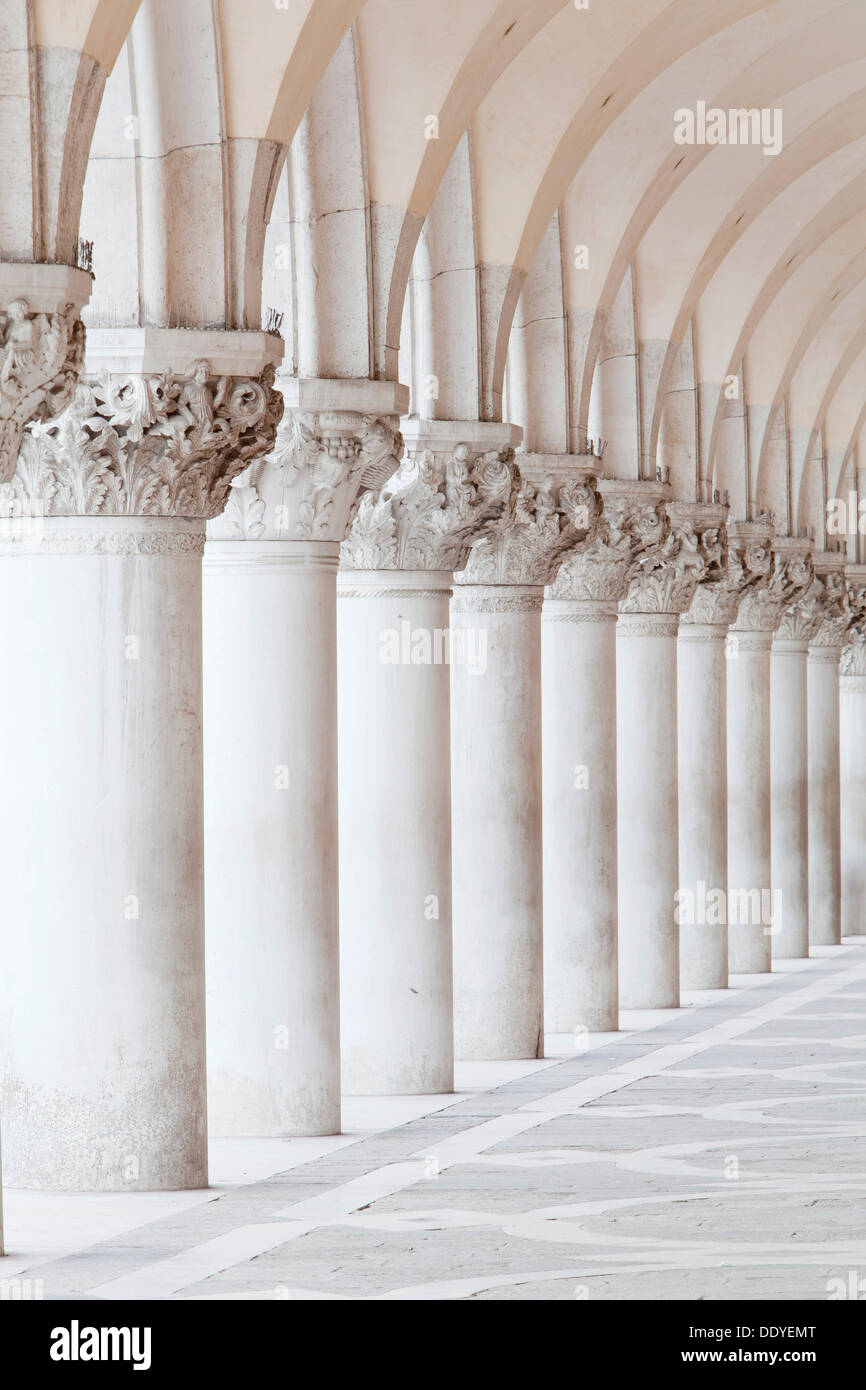 Pórtico de Palacio Ducal de la plaza San Marcos. Foto de stock