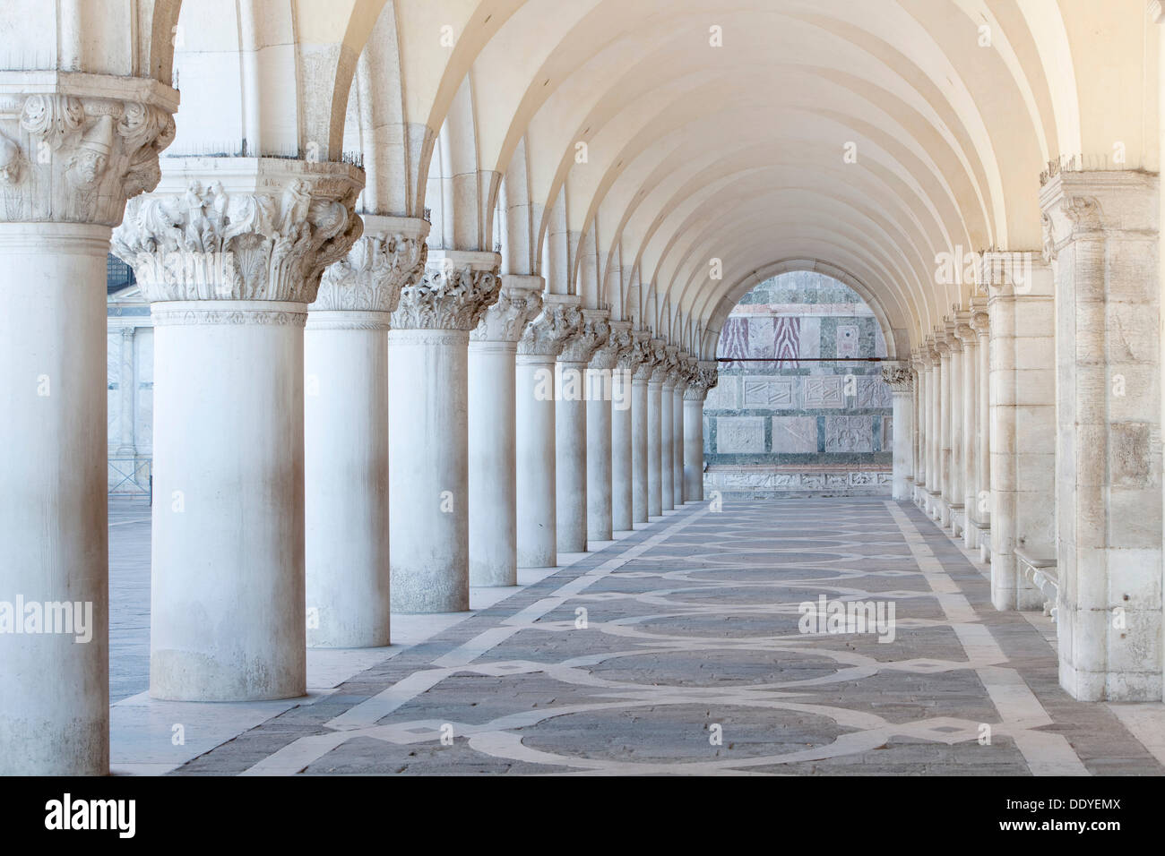 Pórtico de Palacio Ducal de la plaza San Marcos. Foto de stock