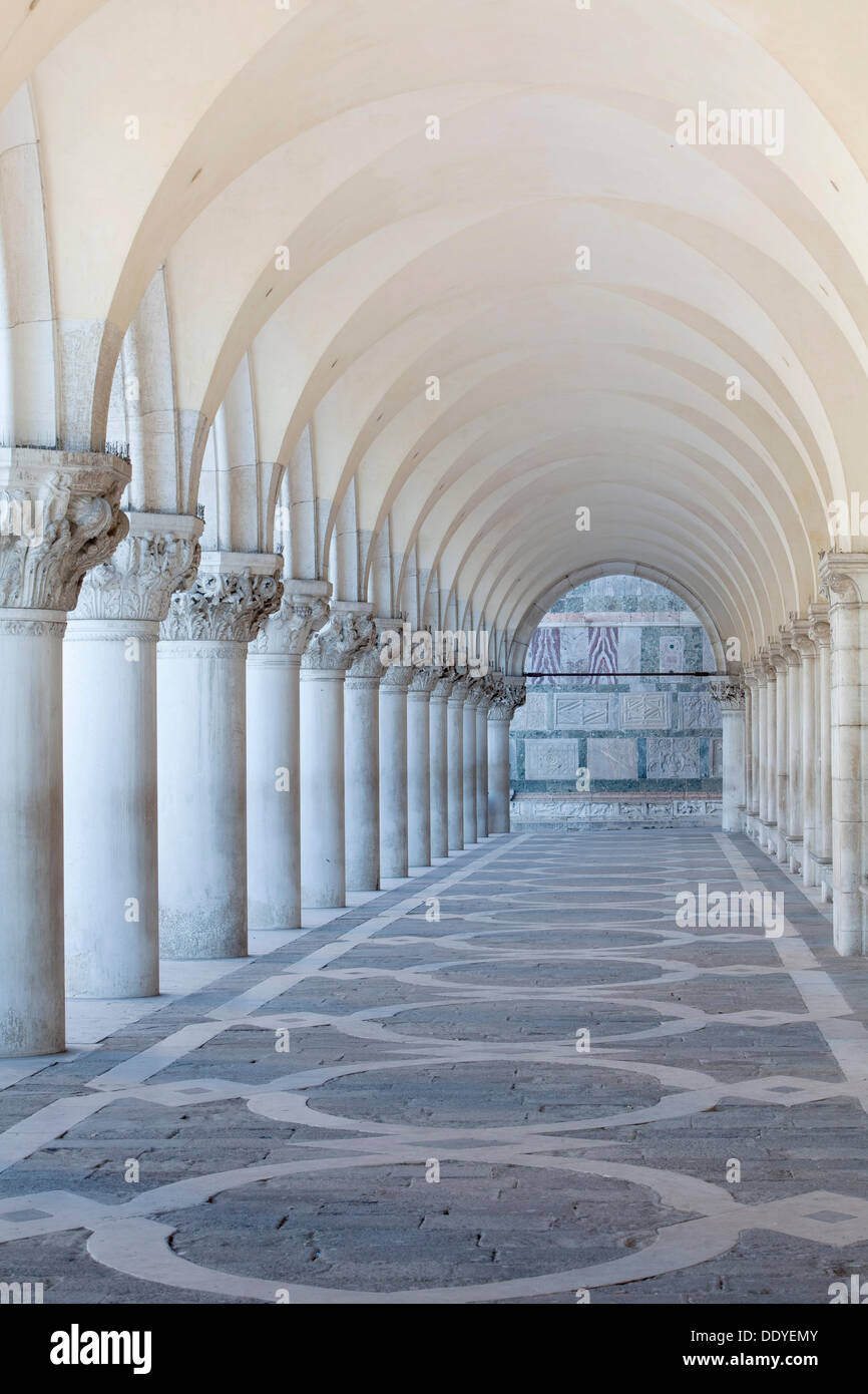 Pórtico de Palacio Ducal de la plaza San Marcos. Foto de stock