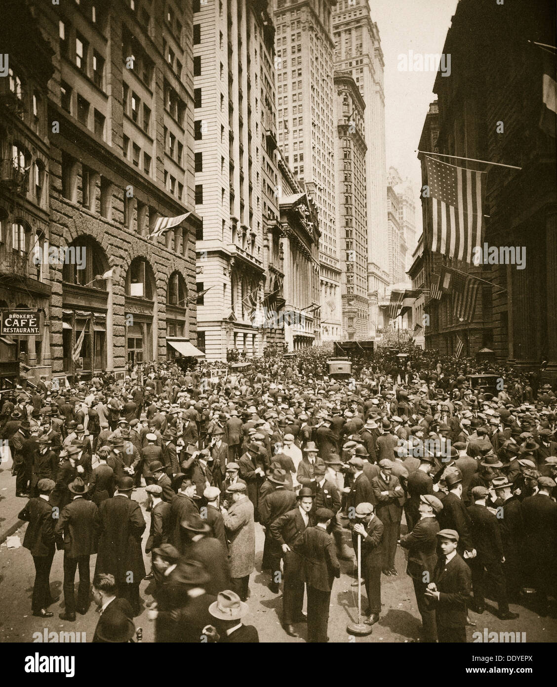 Las multitudes en Wall Street, Nueva York, Estados Unidos, 1918. Artista: Desconocido Foto de stock