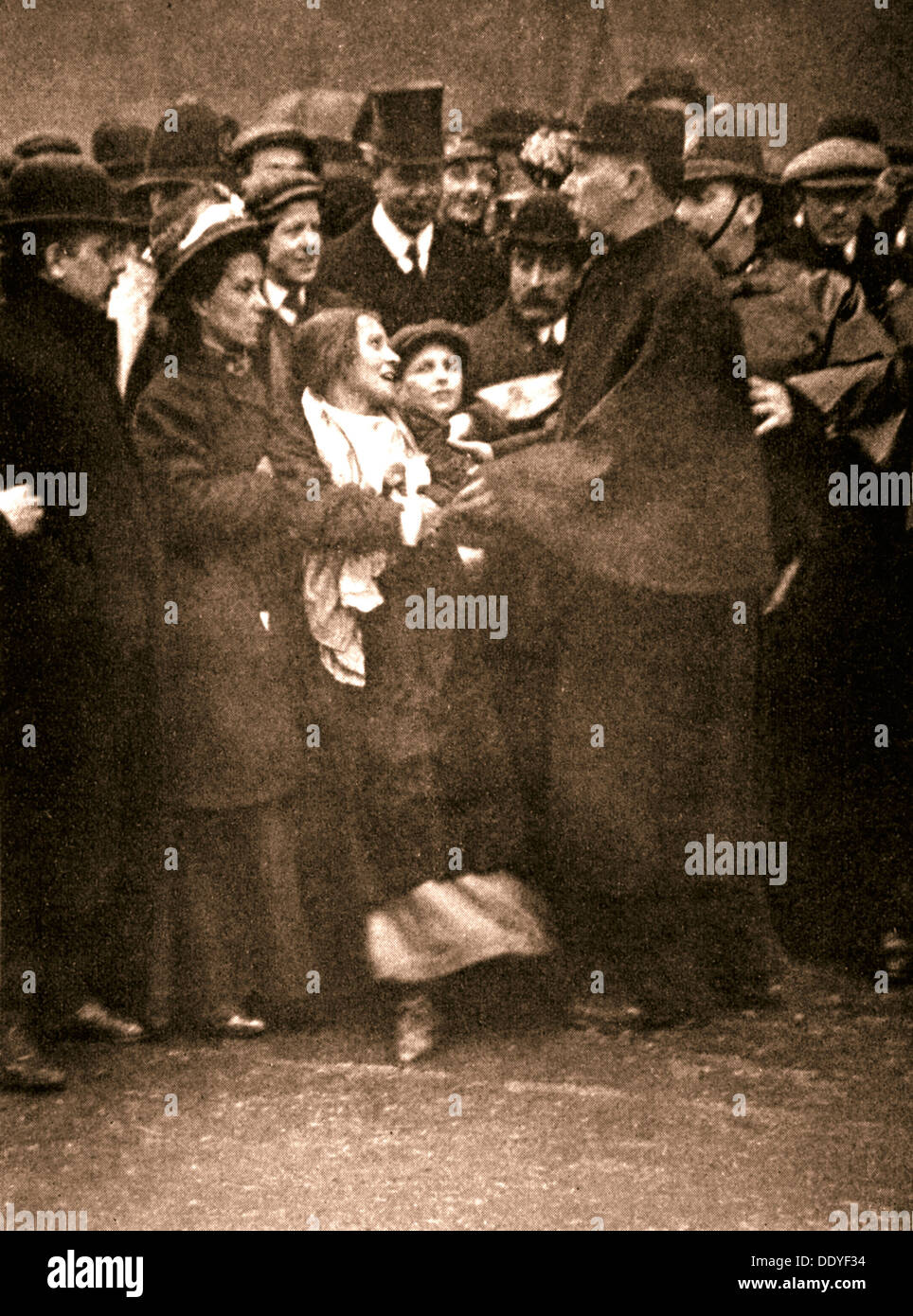 El arresto de suffragette Dora Marsden, el 30 de marzo de 1909. Artista: Desconocido Foto de stock
