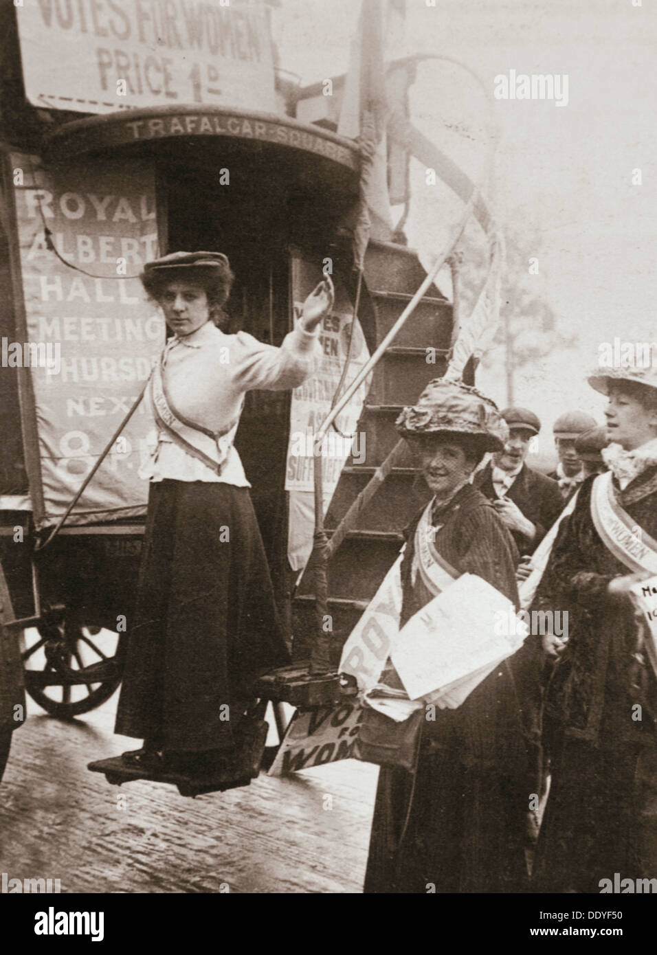 Barbara Ayrton, British suffragette, hacer campaña por el voto de la mujer bus, octubre de 1909. Artista: Desconocido Foto de stock