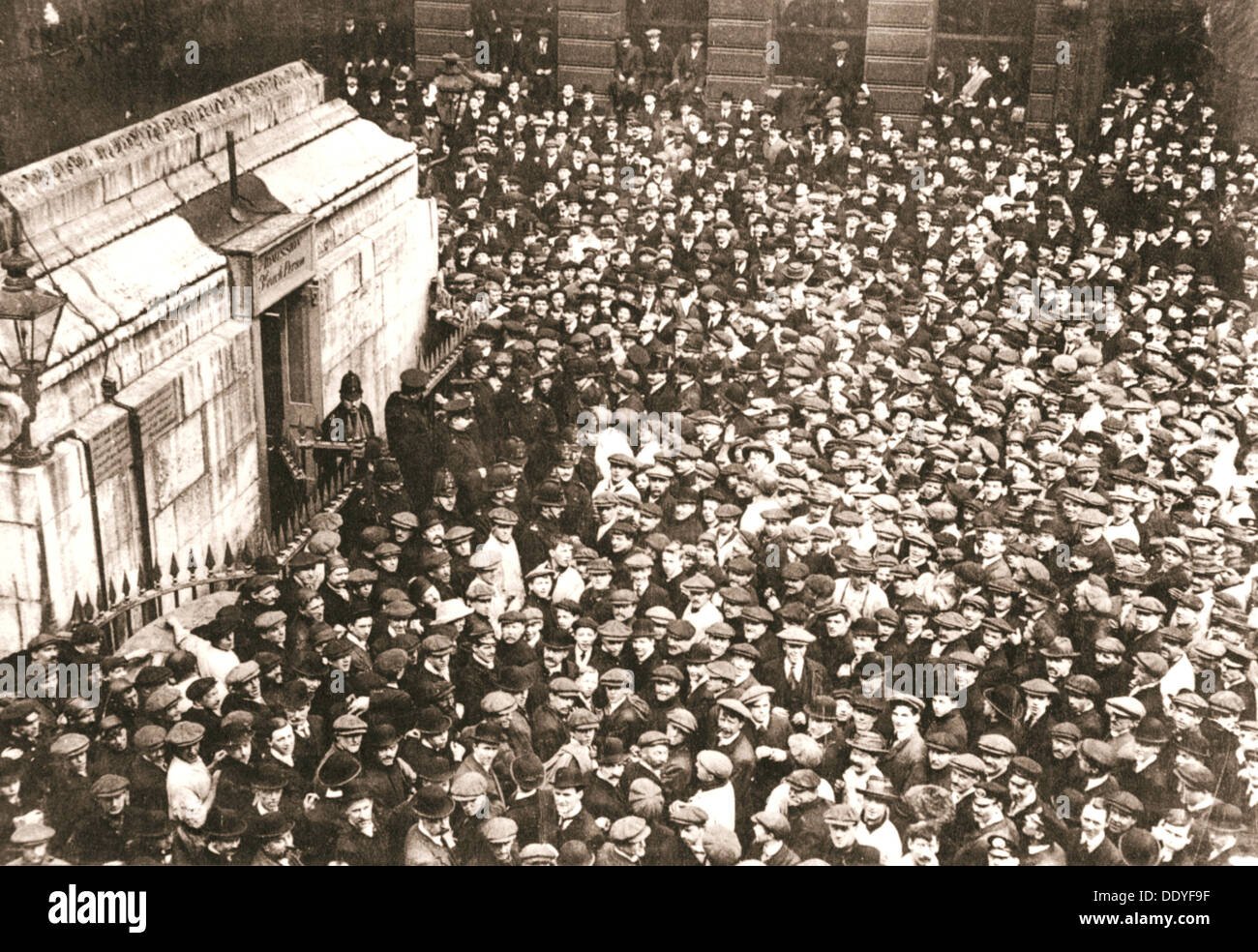 Una masa de espectadores en el monumento, Londres, 18 de abril de 1913. Artista: Desconocido Foto de stock